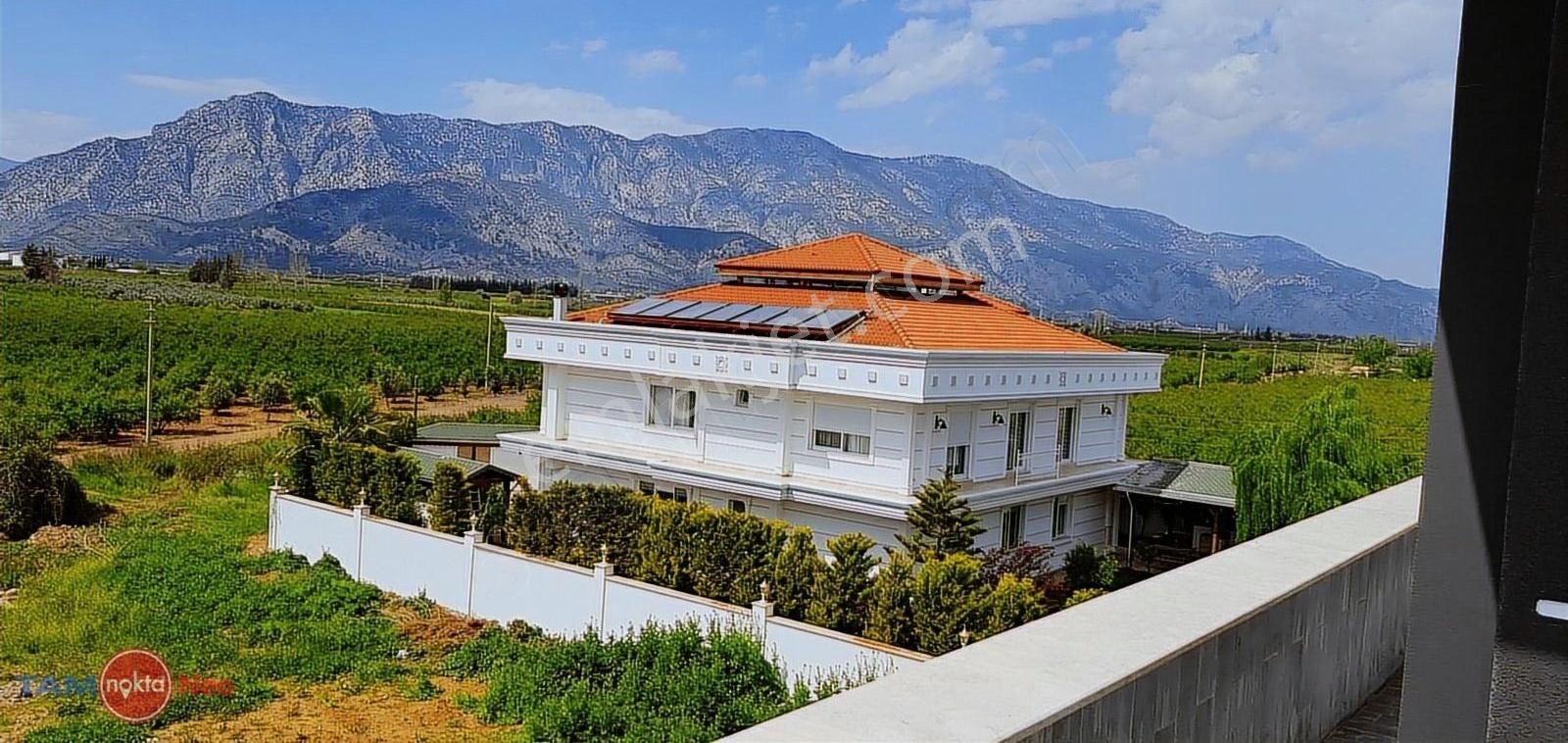 Müstakil Geniş Lüks Yapılı Havuzlu Villa