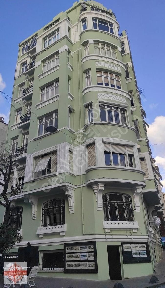 Akarsu Caddesinde Tarihi Palas Binada, Manzaralı, Asansörlü