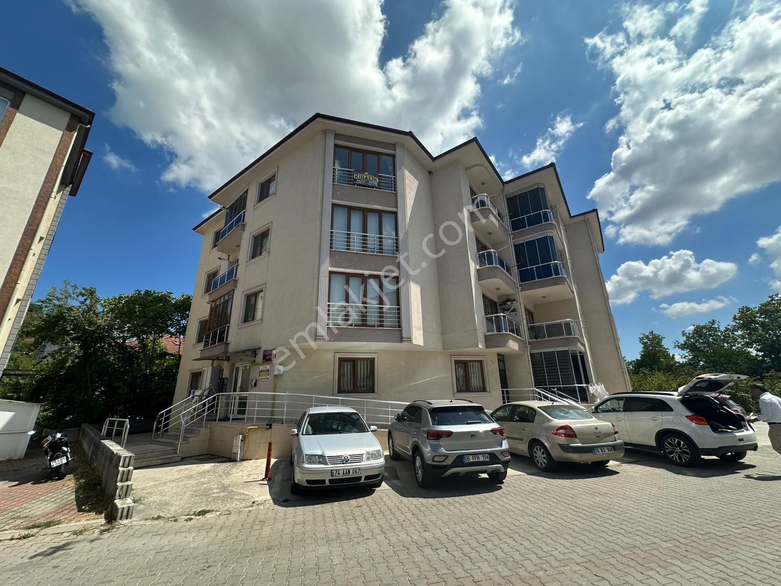 Bilgin Emlaktan Mükemmel Lokasyonda Ebeveyn Banyolu Geniş 3+1 Kiralık Daire