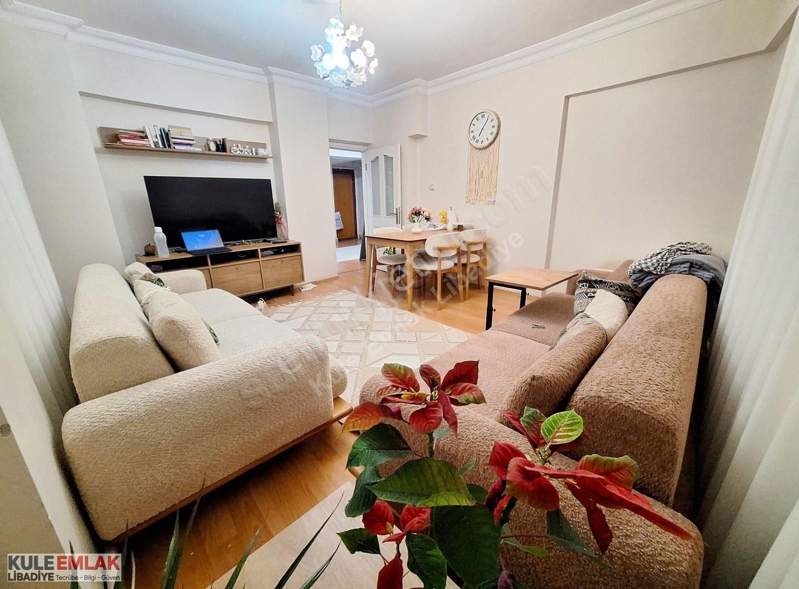 Cengiztopel Caddesi'nde Kullanışlı 2+1 Balkonlu Ara Kat