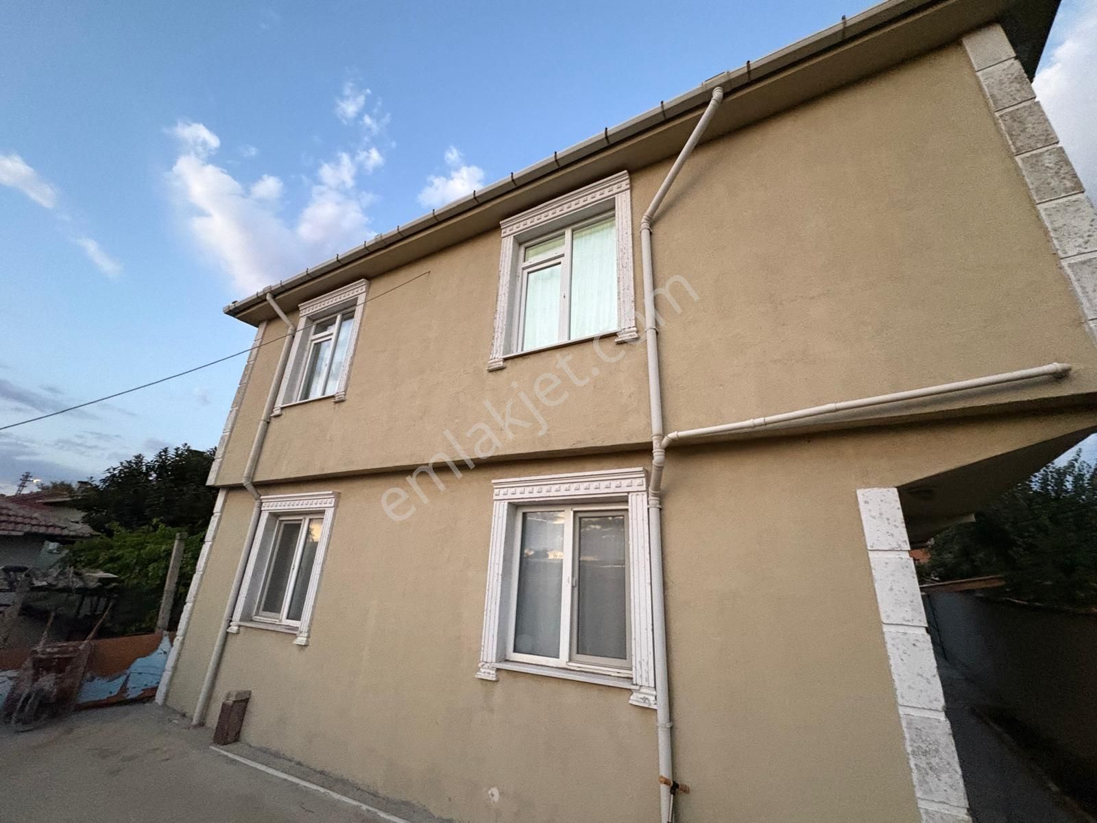 Edirne Merkez Yenikadın Köy. Bahçe İçinde İki Katlı Satılık Bina