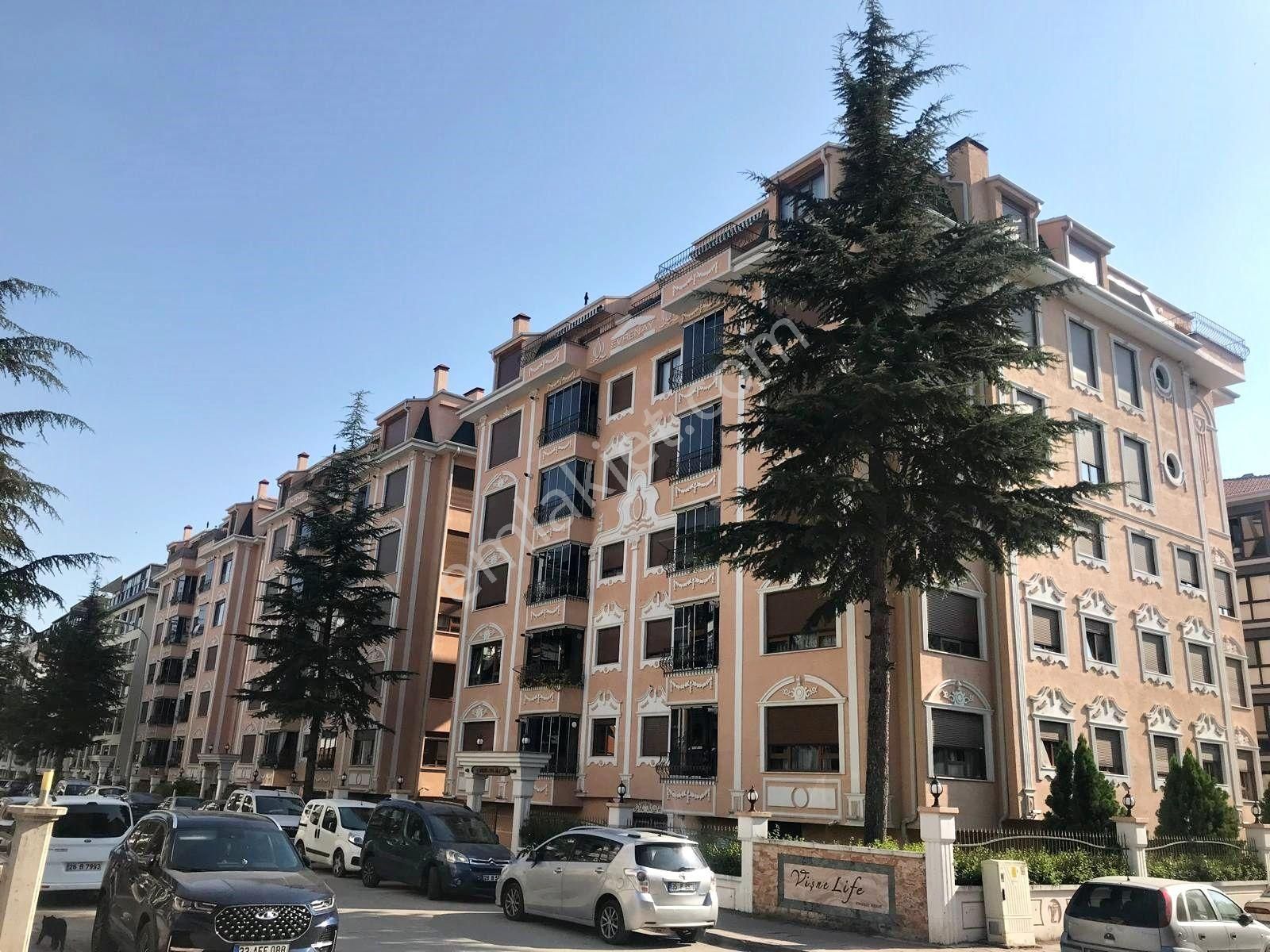 Buewo'dan / Vişnelik'te / 3+1 /150 M² / Asansörlü / Ara Kat / Kiralık Daire