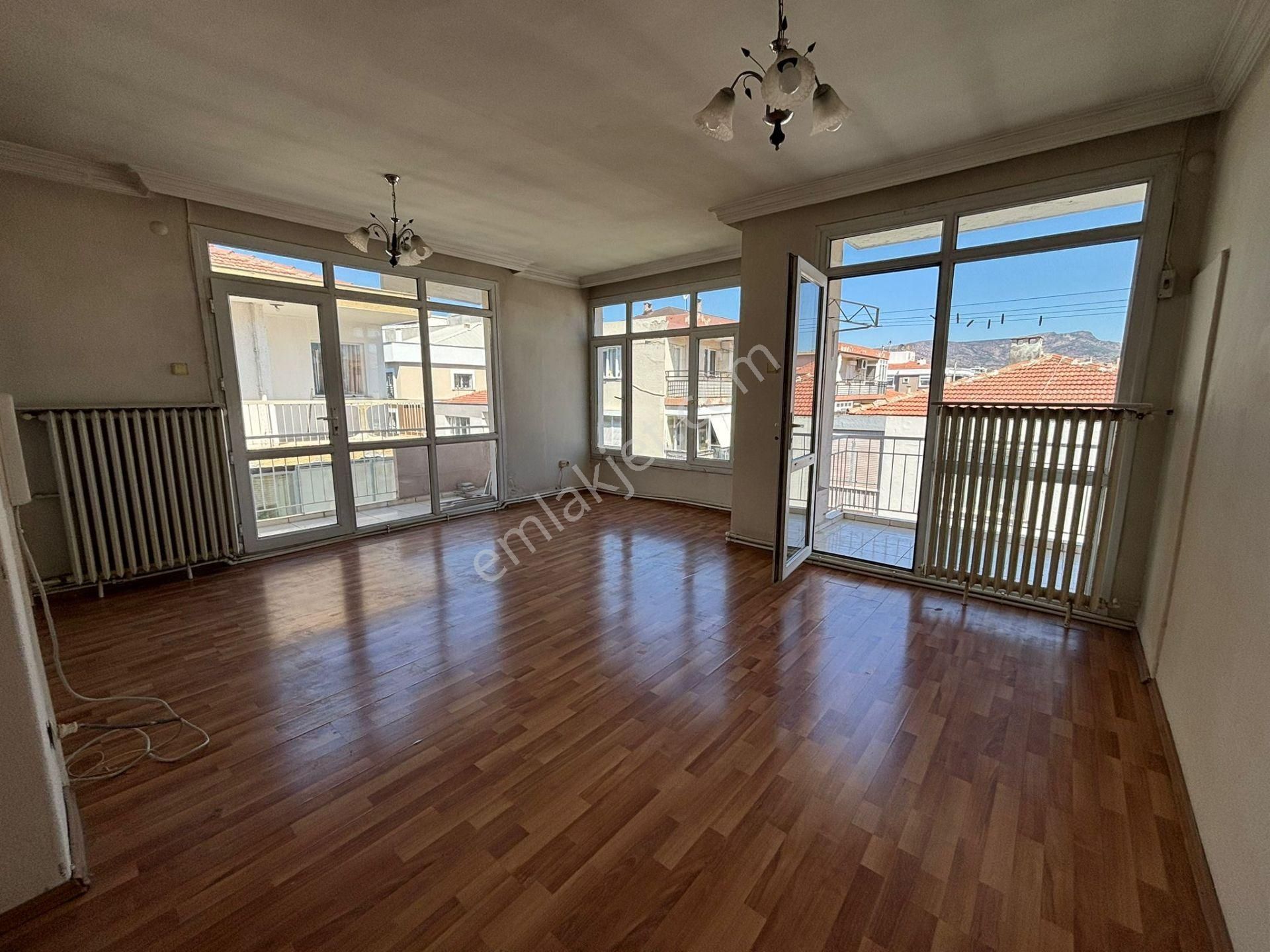 Karşıyaka Belediye Yakını Geniş Ferah Bakımlı 3+1 Kiralık Daire