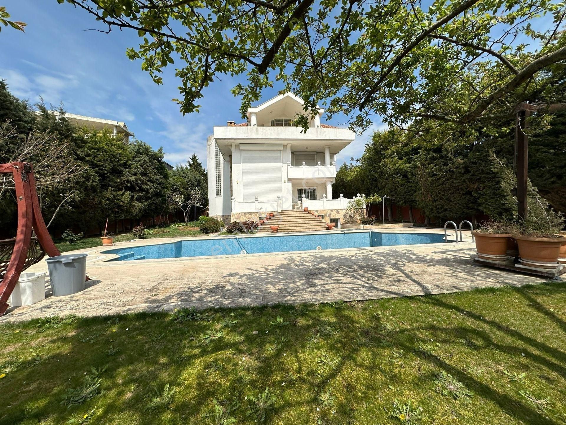 Büyükçekmece 1302 M2 Arsa Alanı İle 7+1 Satılık Havuzlu Villa