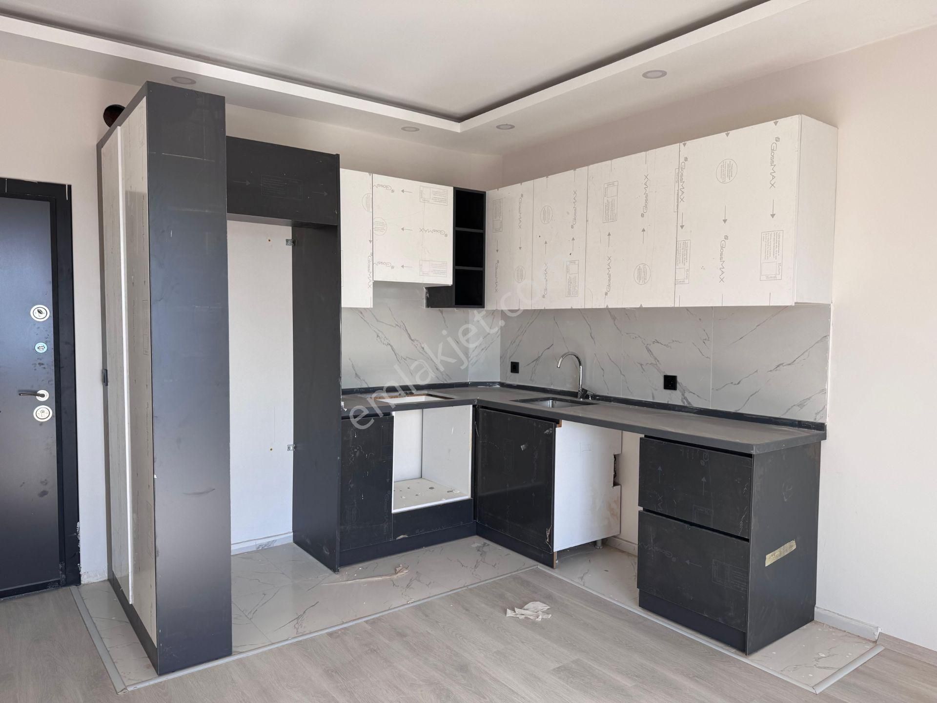 Kardeş Kentler Cad. 50m Mesafede Ara Kat Geniş Ve Balkonlu 1+1