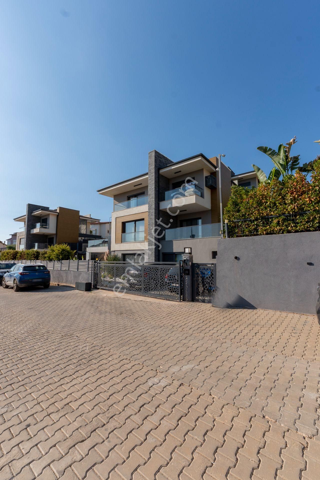 Güvenlikli Site İçinde Müstakil 5+2 Villa