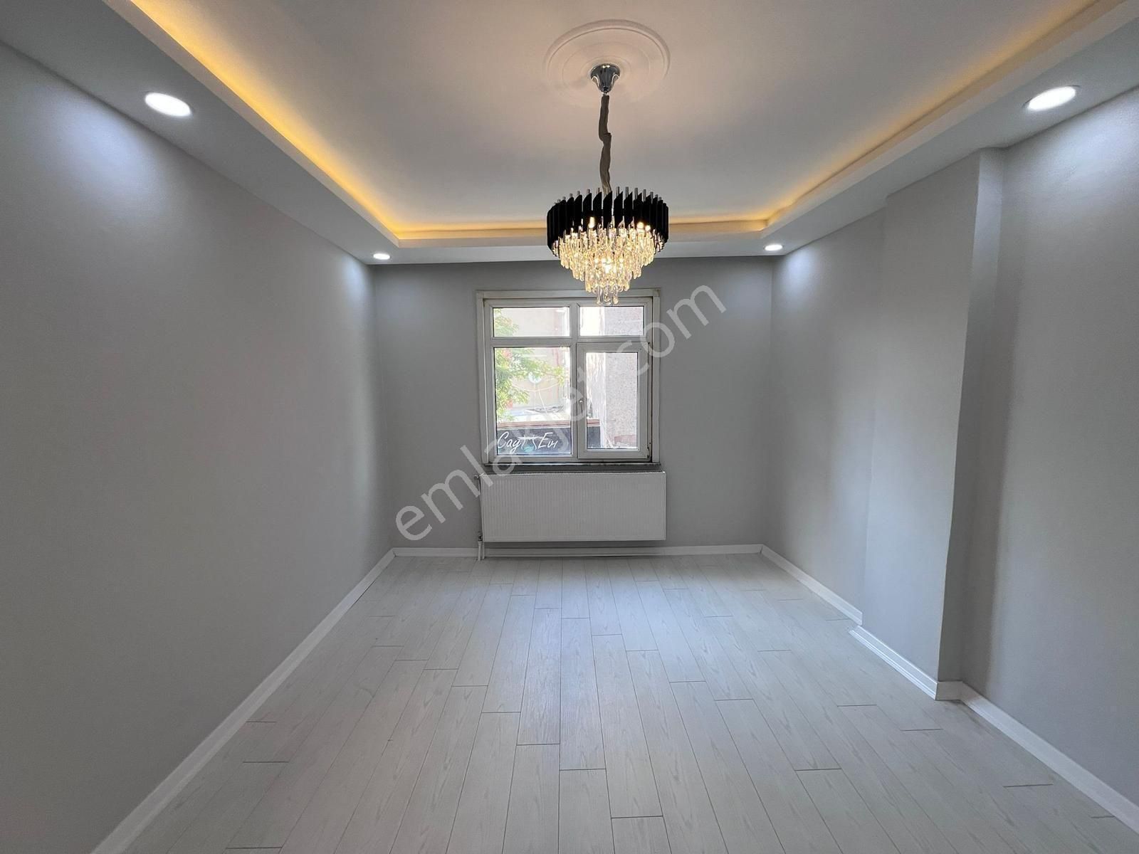 Üçkardeşler Emlakta Satılık Daire Esenler