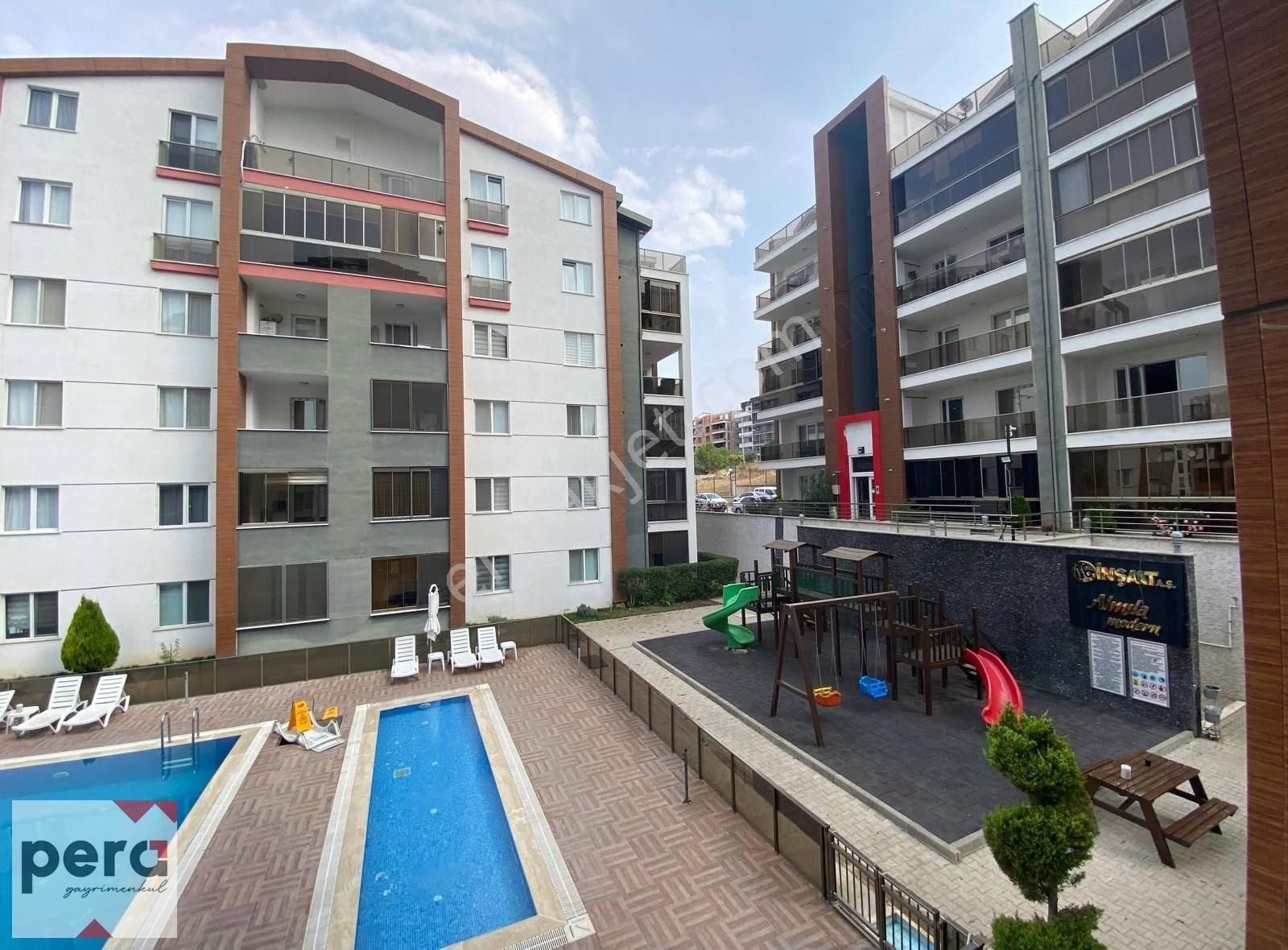 Pera'dan Havuzlu Site İçerisinde Çift Balkonlu 3+1 Ara Kat Daire