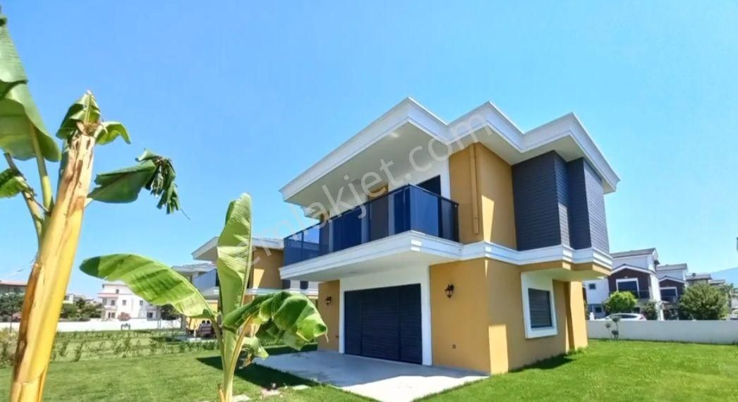 Davutlarda Sahile 400mt Yürüme Mesafesinde 3+1 140m2 Dubleks Müsterek Havuzlu Lux Villa