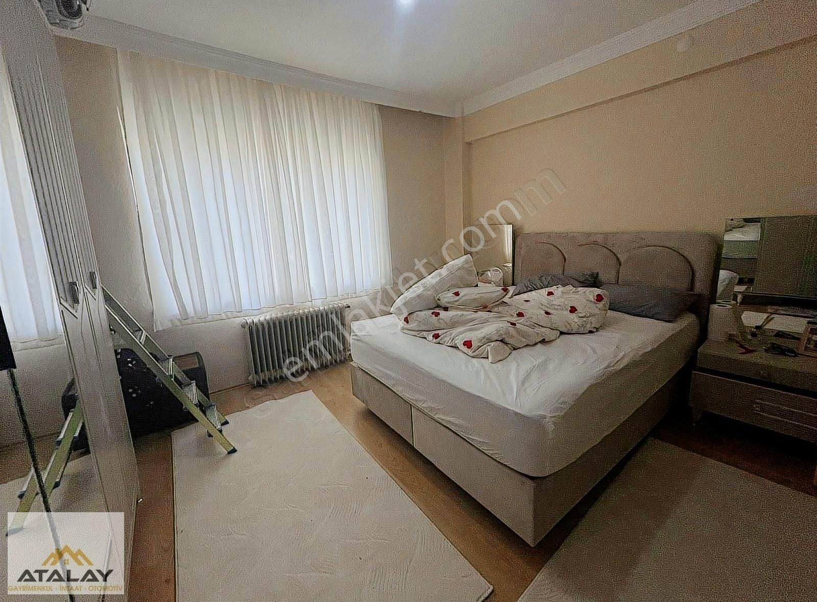 Cumhuriyet Mahallesinde Satılık 2+1 Daire.