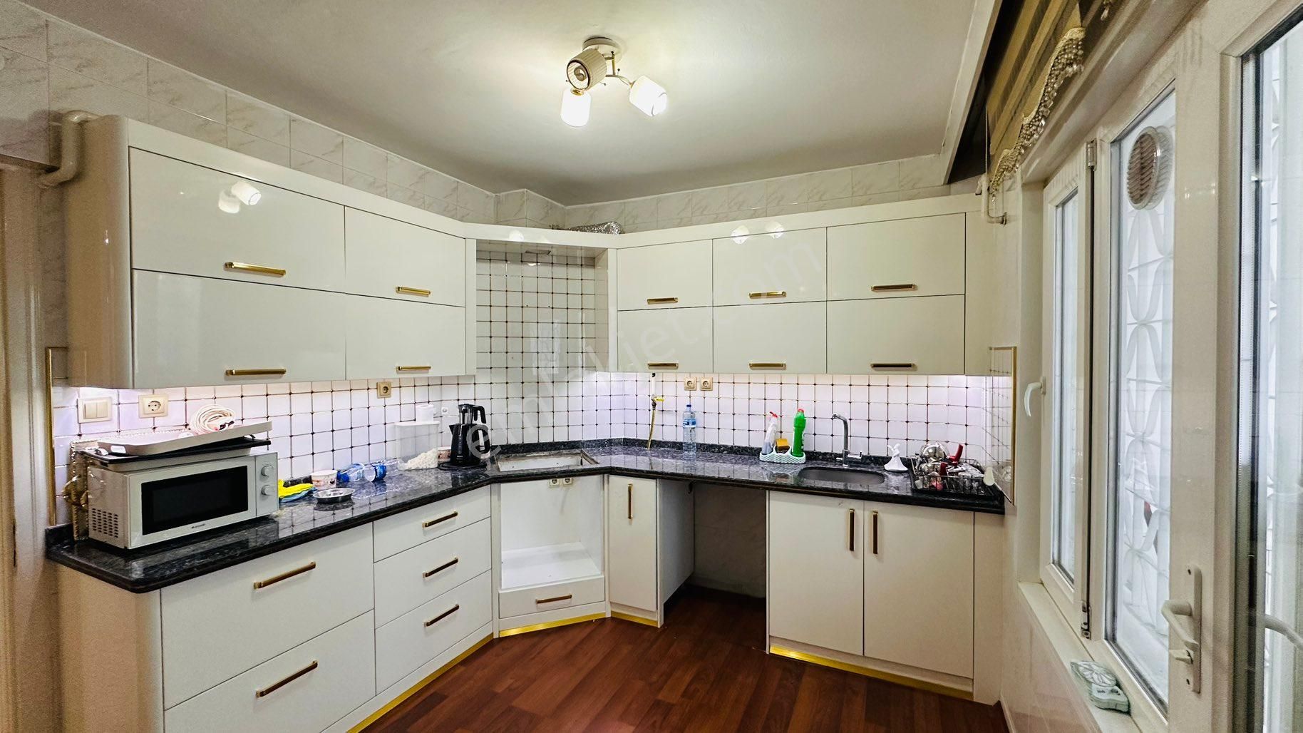 Konak'da Güzel Konumda Bakımlı Bahçeli Garajlı Kiralık 2+1 Daire