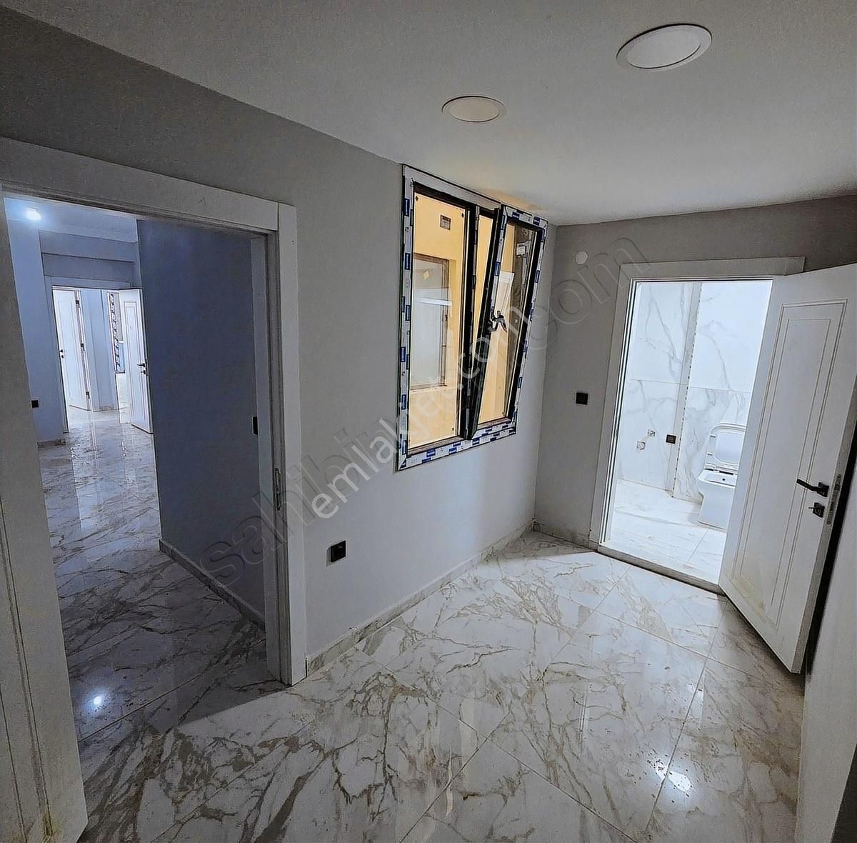 Burhaniye Merkez'de 2,5+1 Ebeveyn Banyolu Sıfır Daire - Görsel 5