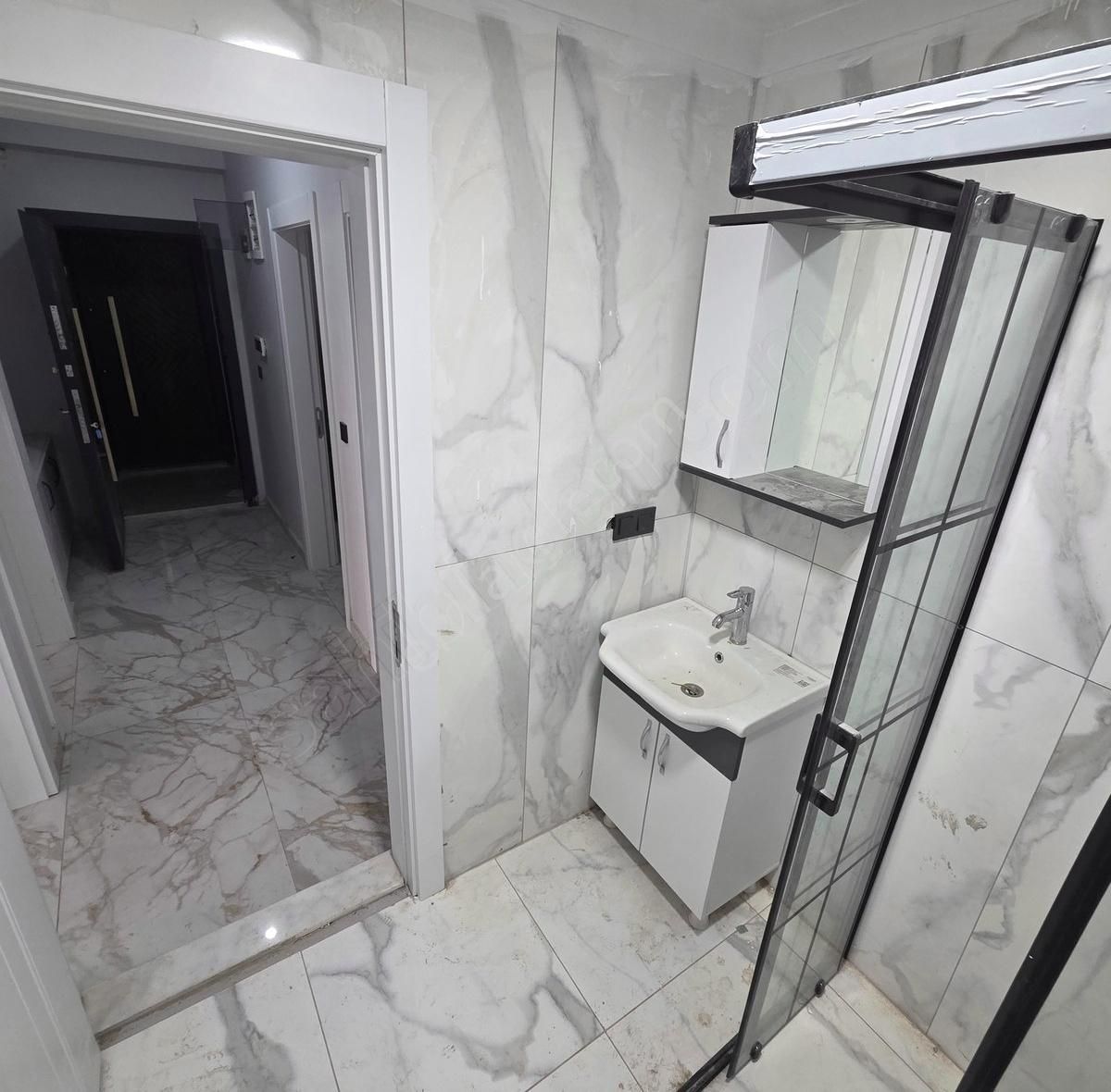 Burhaniye Merkez'de 2,5+1 Ebeveyn Banyolu Sıfır Daire - Görsel 13