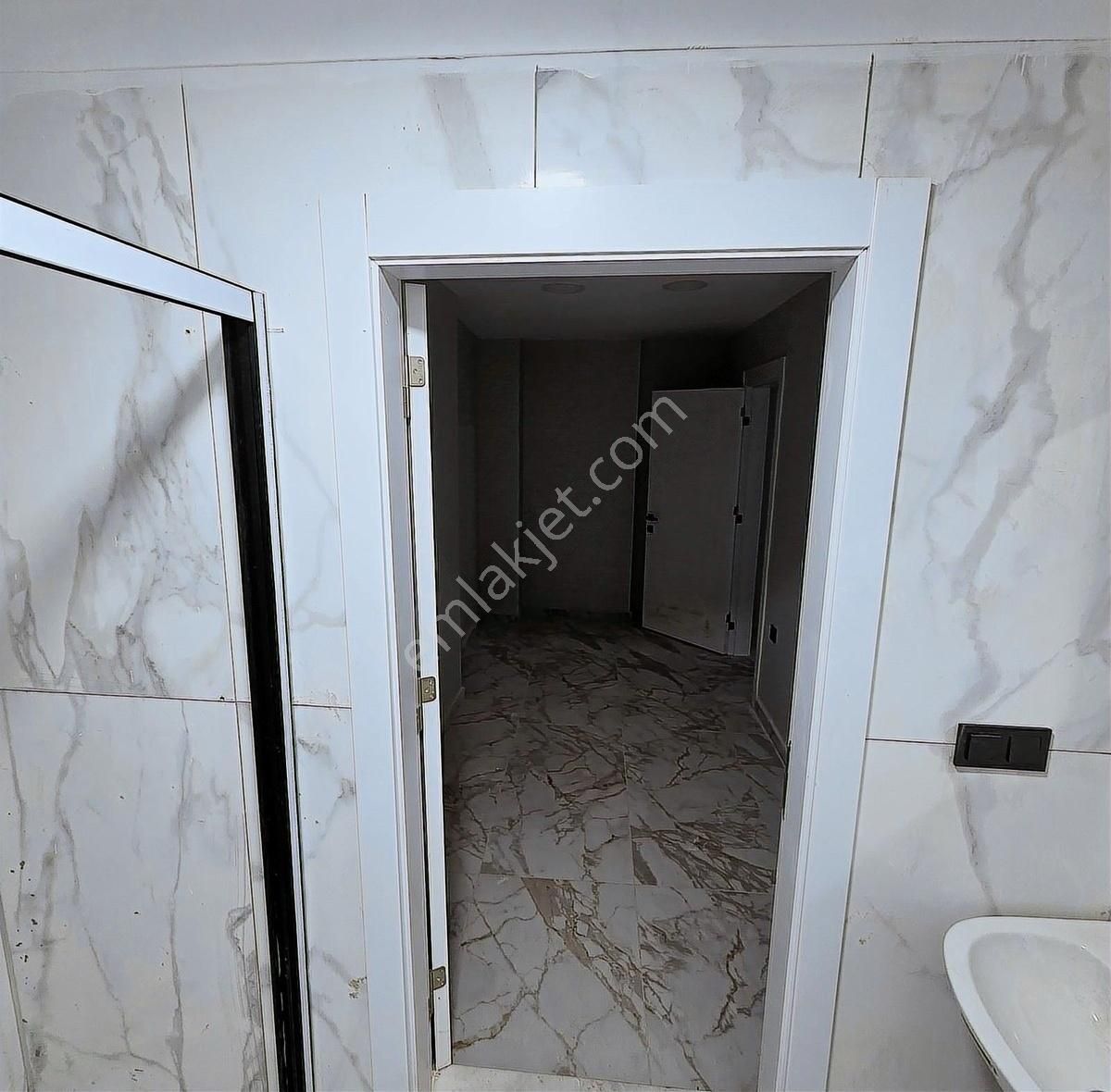 Burhaniye Merkez'de 2,5+1 Ebeveyn Banyolu Sıfır Daire - Görsel 24