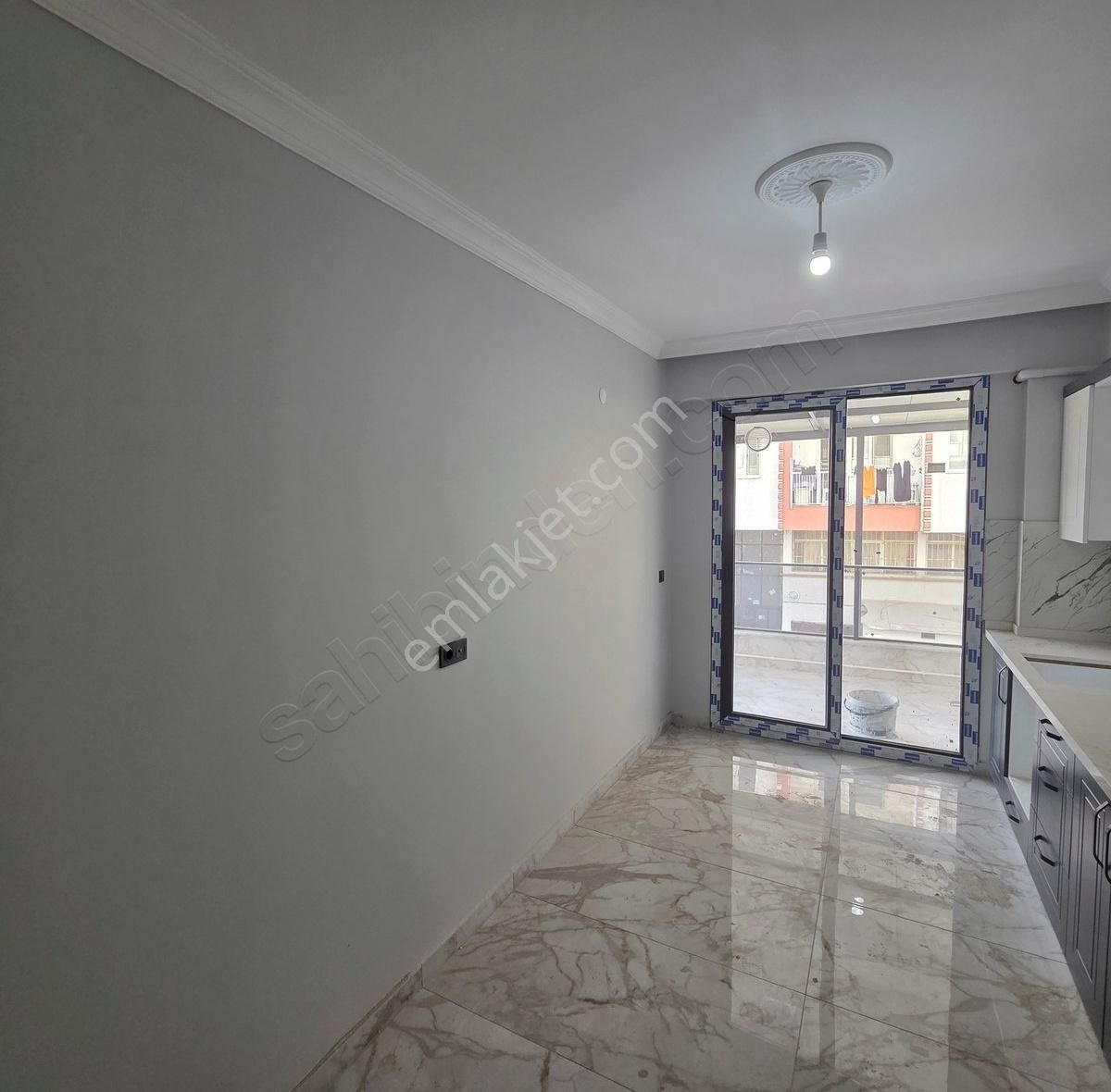 Burhaniye Merkez'de 2,5+1 Ebeveyn Banyolu Sıfır Daire - Görsel 15