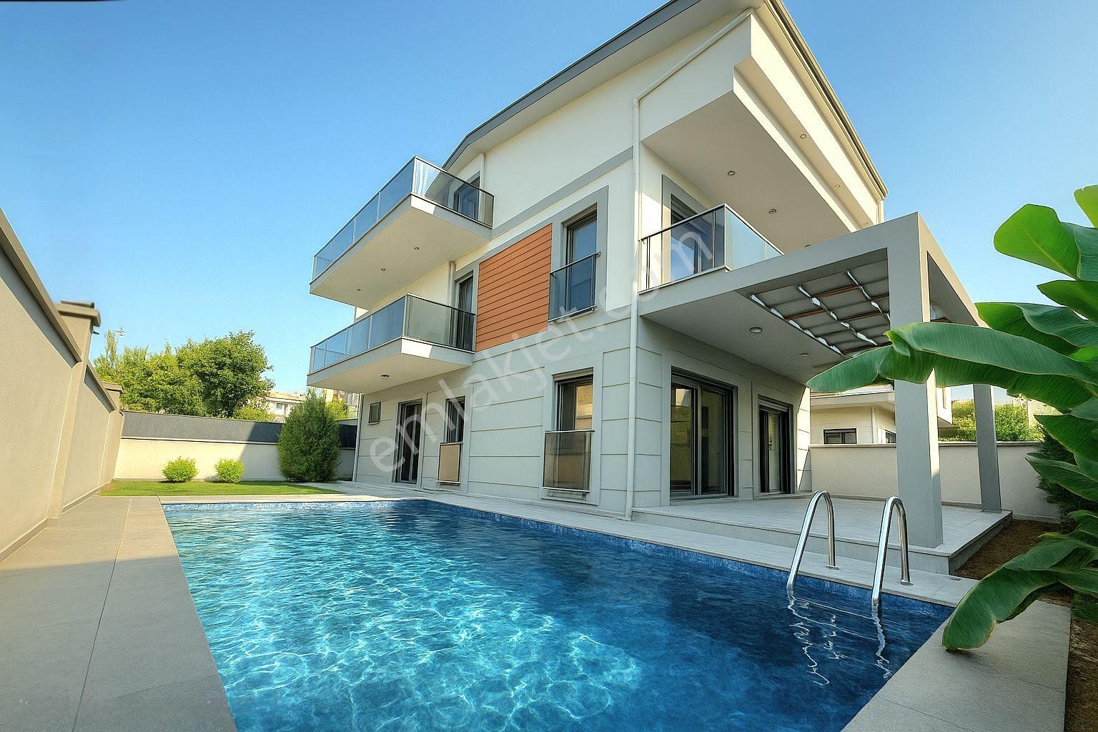 Fethiye Akarca'da Satılık 4+1 170m2 Bahçeli Havuzlu Villa