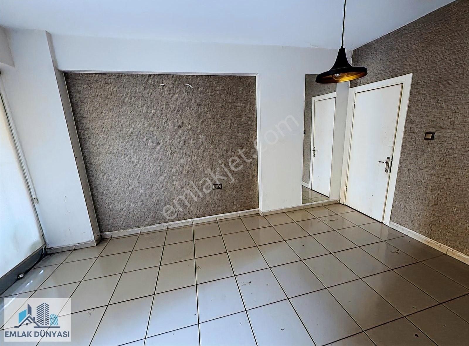 Emlak Dünyası Ümraniyede 20m2 Merkezi Konum Kiralık Dükkan