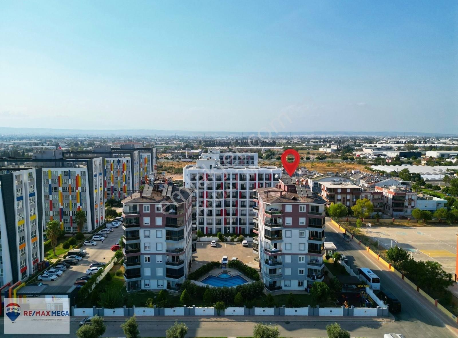 Altınovada 2+1 Ayrı Mutfaklı Havuzlu Site İçerisinde Daire