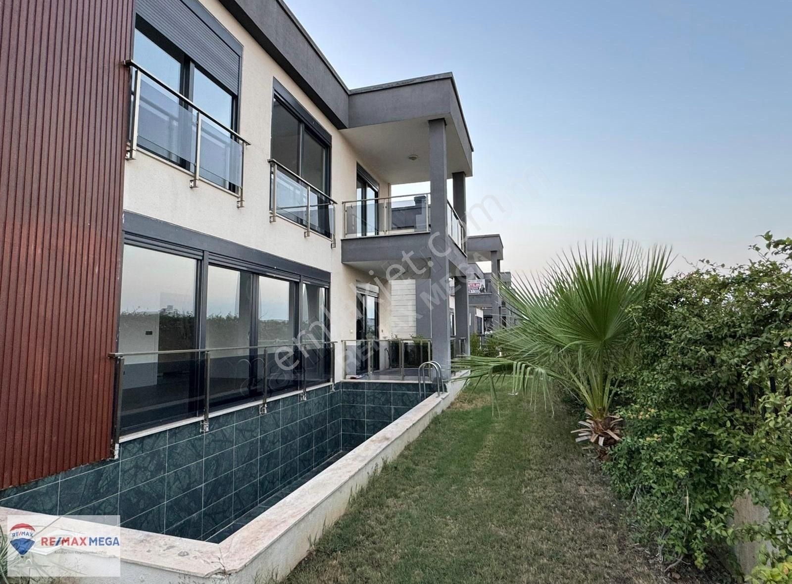 Atapark Villalarında Havuzlu Satılık Köşe Villa