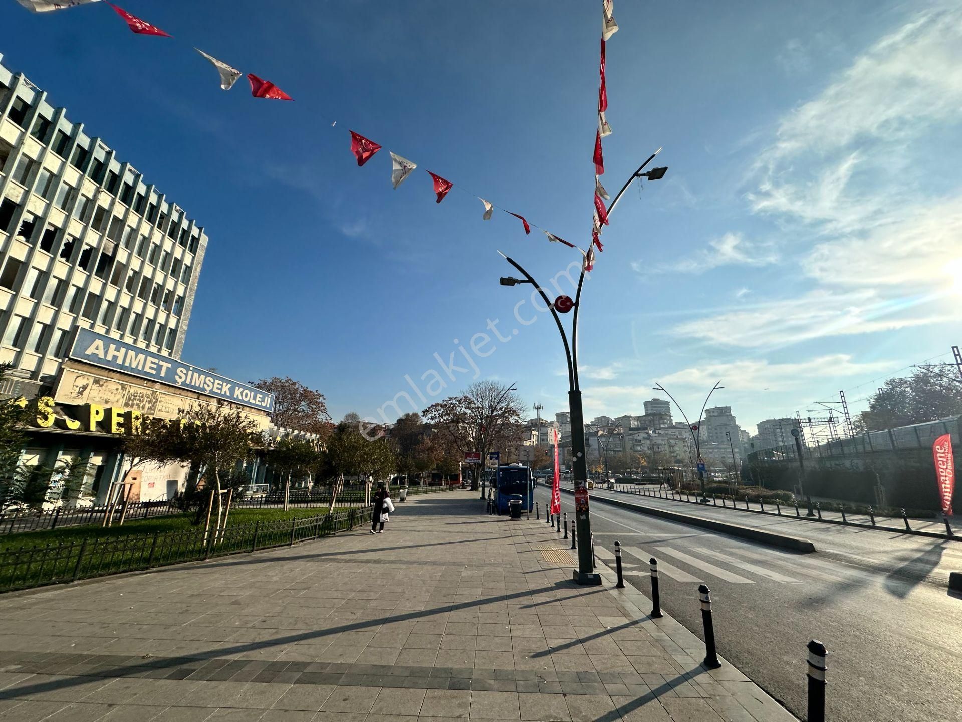 Kartal Meydan'da 5 Yıllık 3 Katlı 350m2 Bacalı Kiralık Bina - Görsel 32