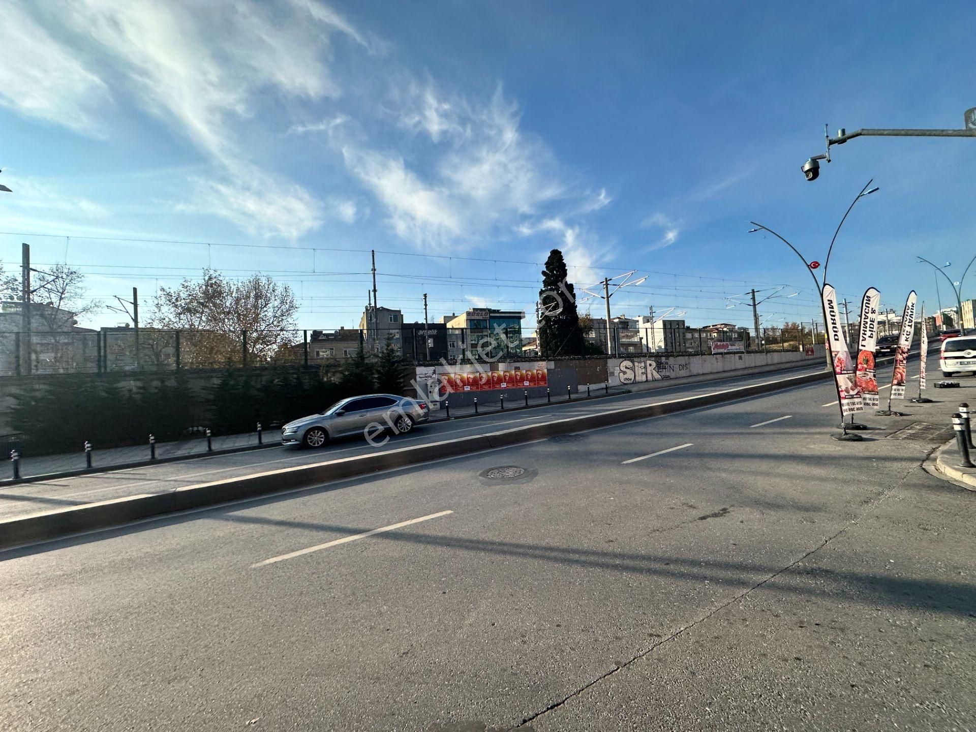 Kartal Meydan'da 5 Yıllık 3 Katlı 350m2 Bacalı Kiralık Bina