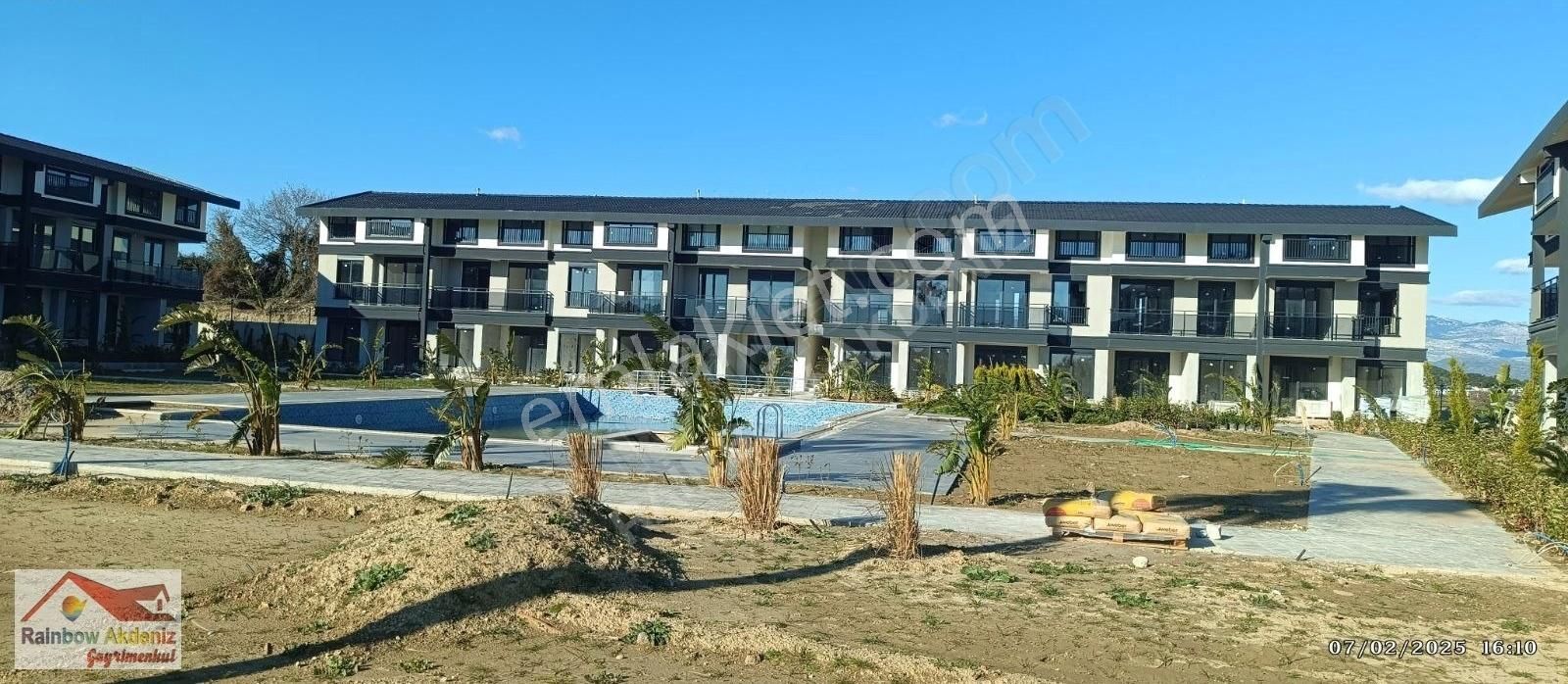 Kumköy'de Denize Yürüme Mesafesinde 1+1 Havuzlu Sitede Daire.