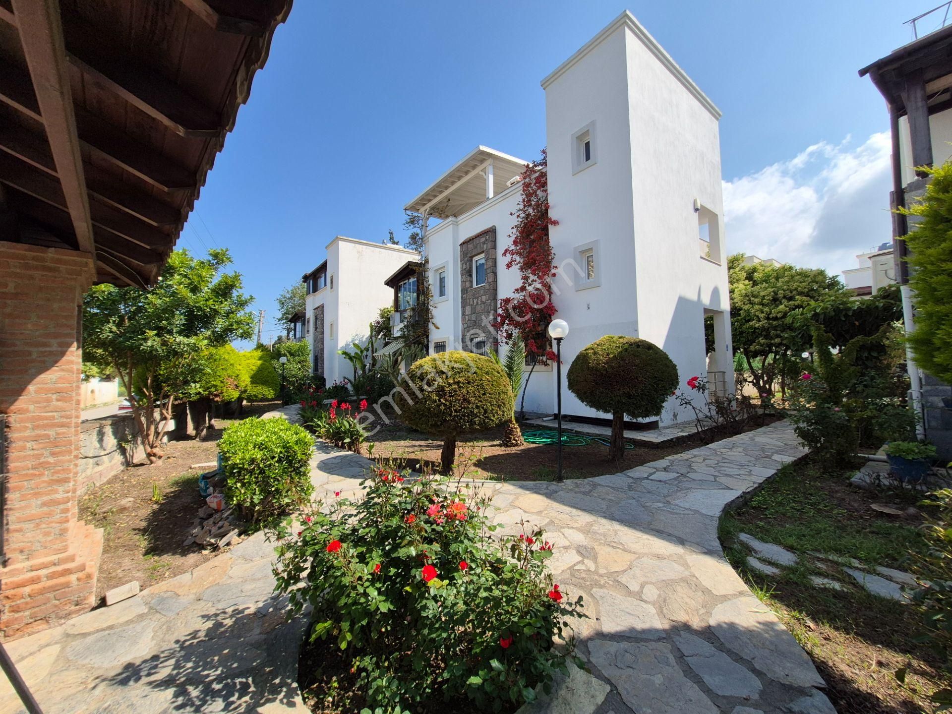 Bodrum Turgutreis Bahçelievler Mahallesinde Satılık Site İçerisinde 2+1 Bahçe Katı Daire