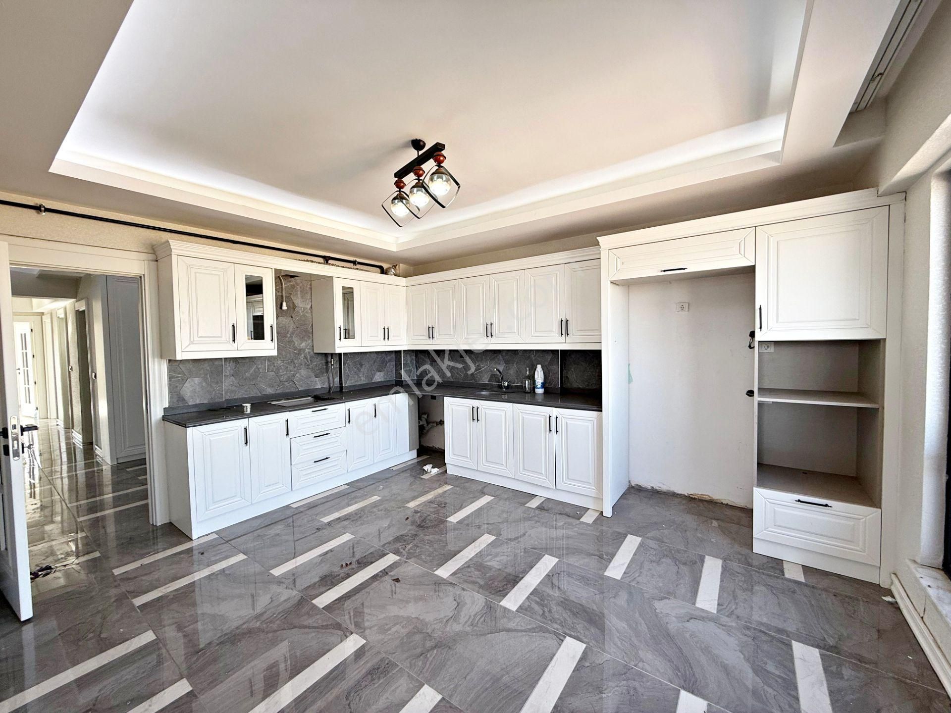 Karacaahmet Park Karşısı 170 M² Oturum Alanı! Çift Balkonlu 3+1