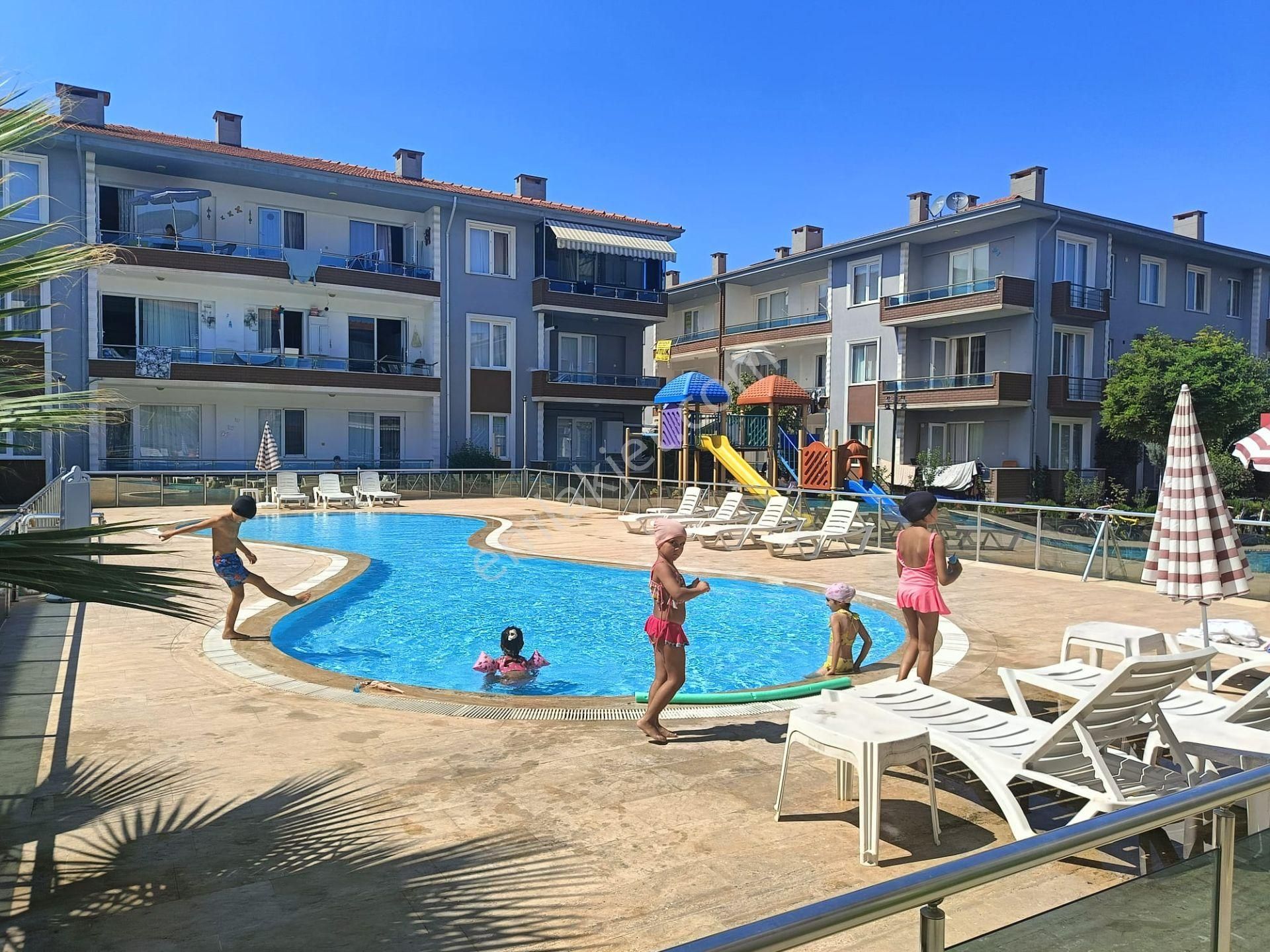 Yılmazdan Geniş Metrede2+1 Havuzlu Site İçi7/24 Güvenlikli Katta