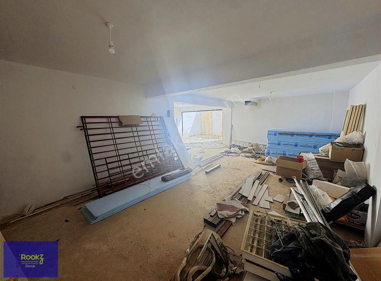 Rookzdoruk'dan Sultanbeyli Orhangazi Cad'de 150 M2 Depolu Dükkan