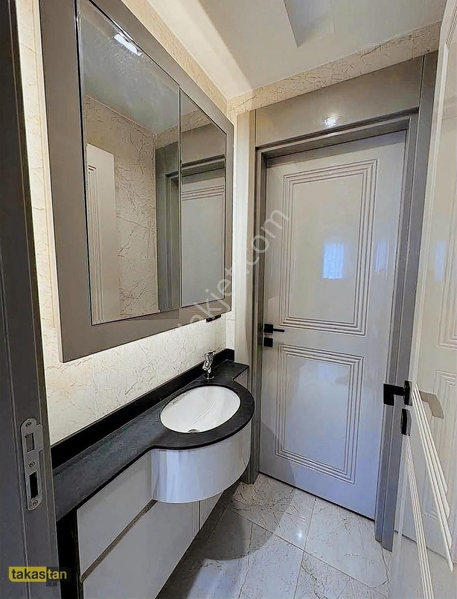 Fıstıklık Merkezi Lokasyonda Ultra Lüx Geniş Oturumlu 3+1 Daire