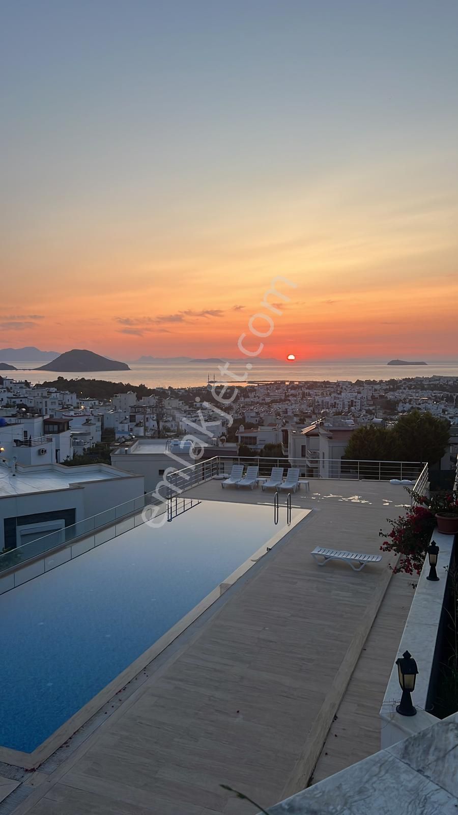 Turgutreis Karabağ'da Havuzlu Bahçe Katı Eşyalı 2+1 Kiralık Daire