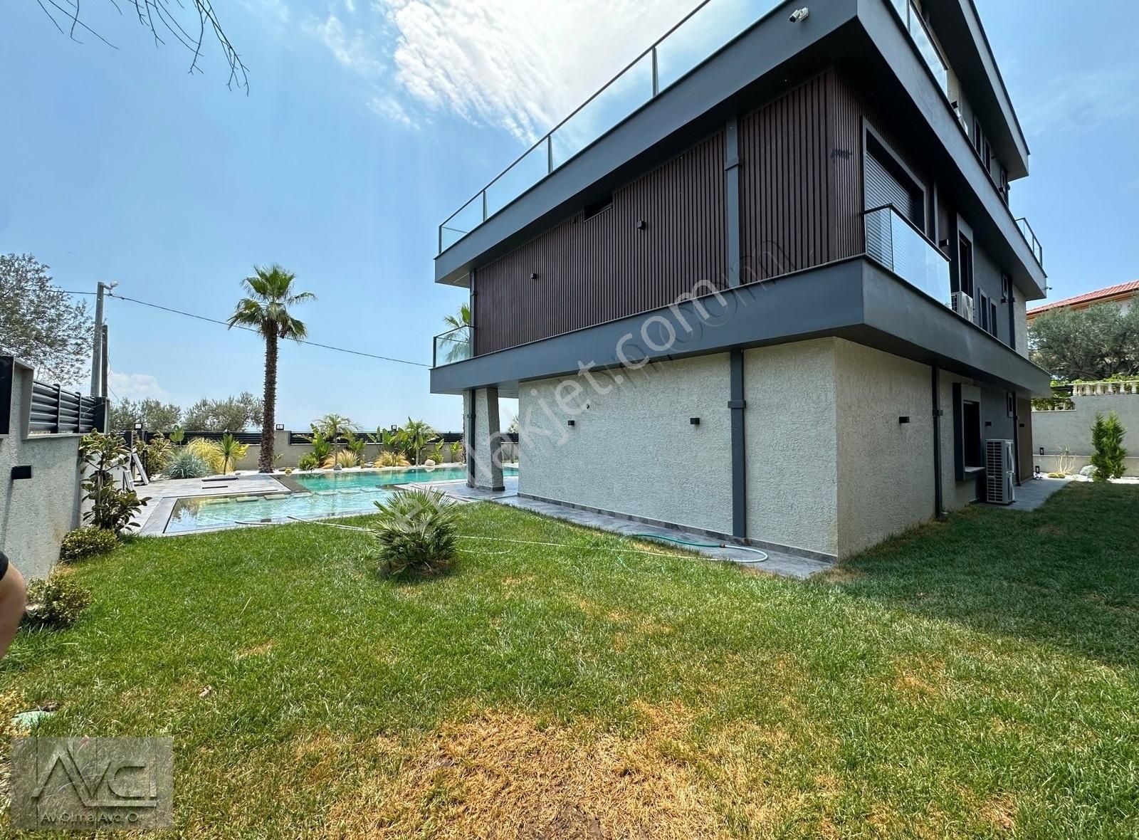 Avcı'dan Altınoluk Göz Alıcı Mimari Havuzlu Lüks 6+1 Villa - Görsel 12