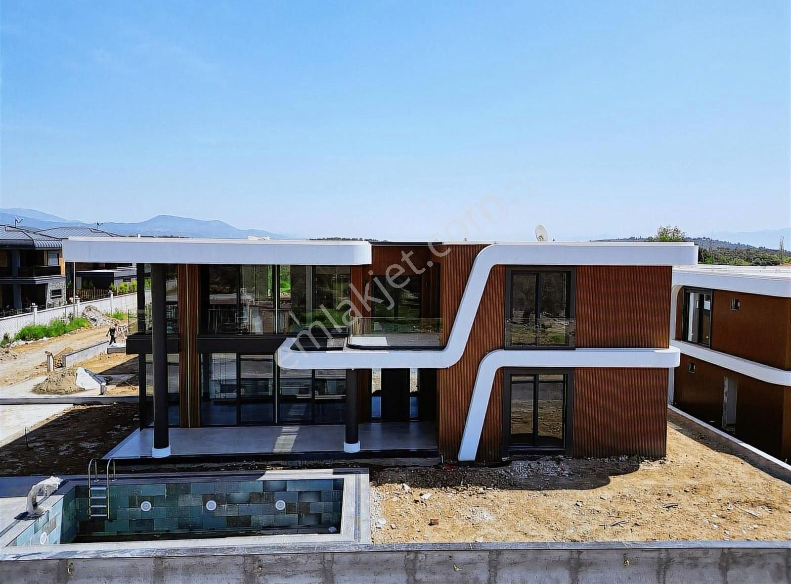 Avcı'dan 400m2 Arsa İçerisinde Müstakil Havuzlu Lüks 4+1 Villa