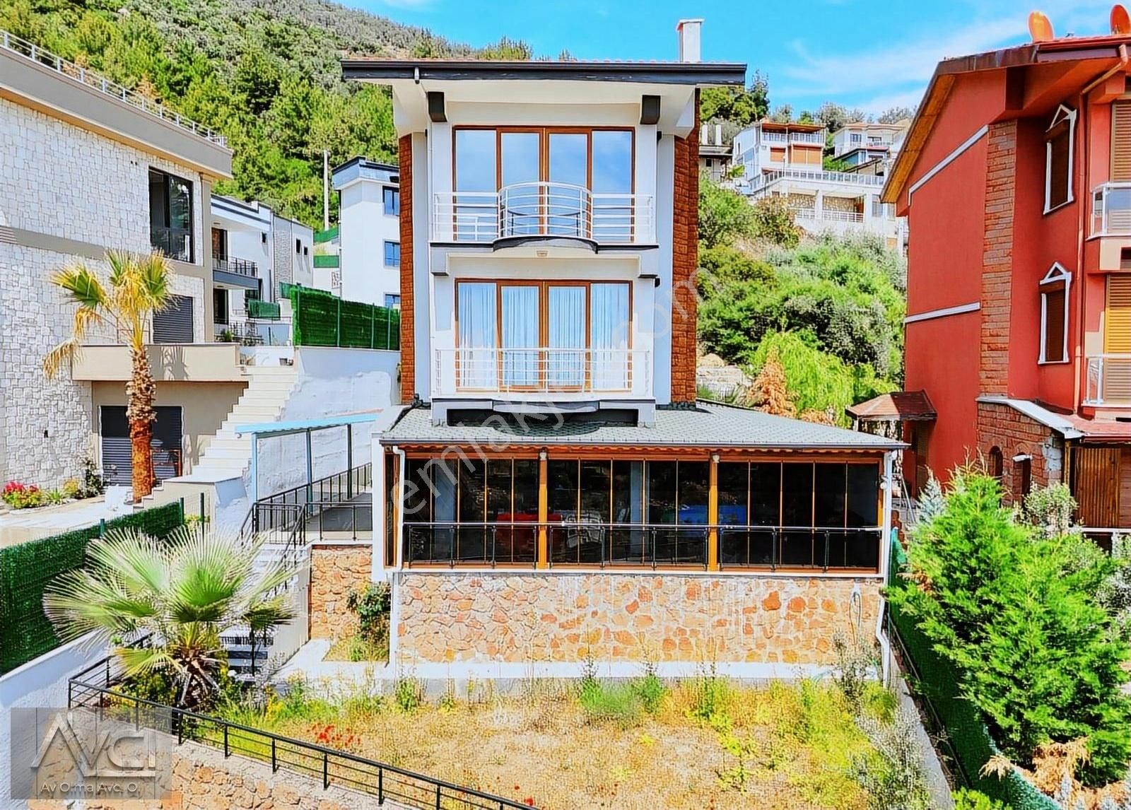 Avcı'dan Altınoluk Tam Manzaralı Müstakil Tripleks Villa