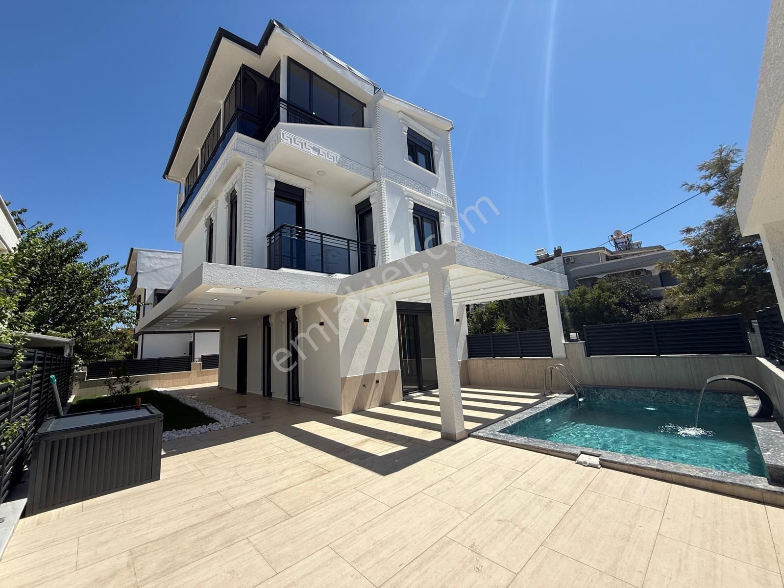 Didimde 5+1 Denize Yakın 400metre Müstakil Havuzlu Villa