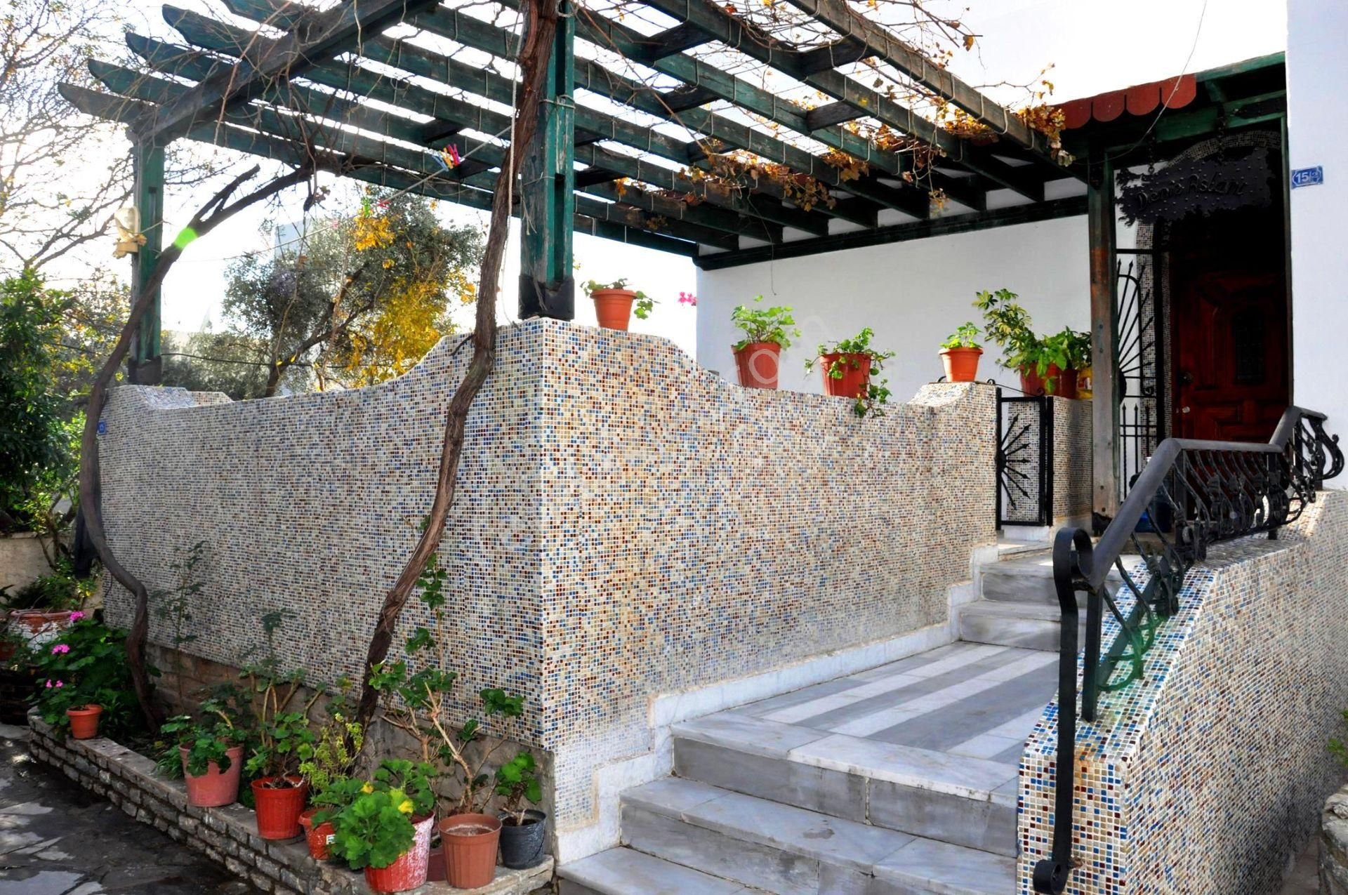 Bodrum Kumbahçe’de Denize 150 M Satılık Orta Kat Daire
