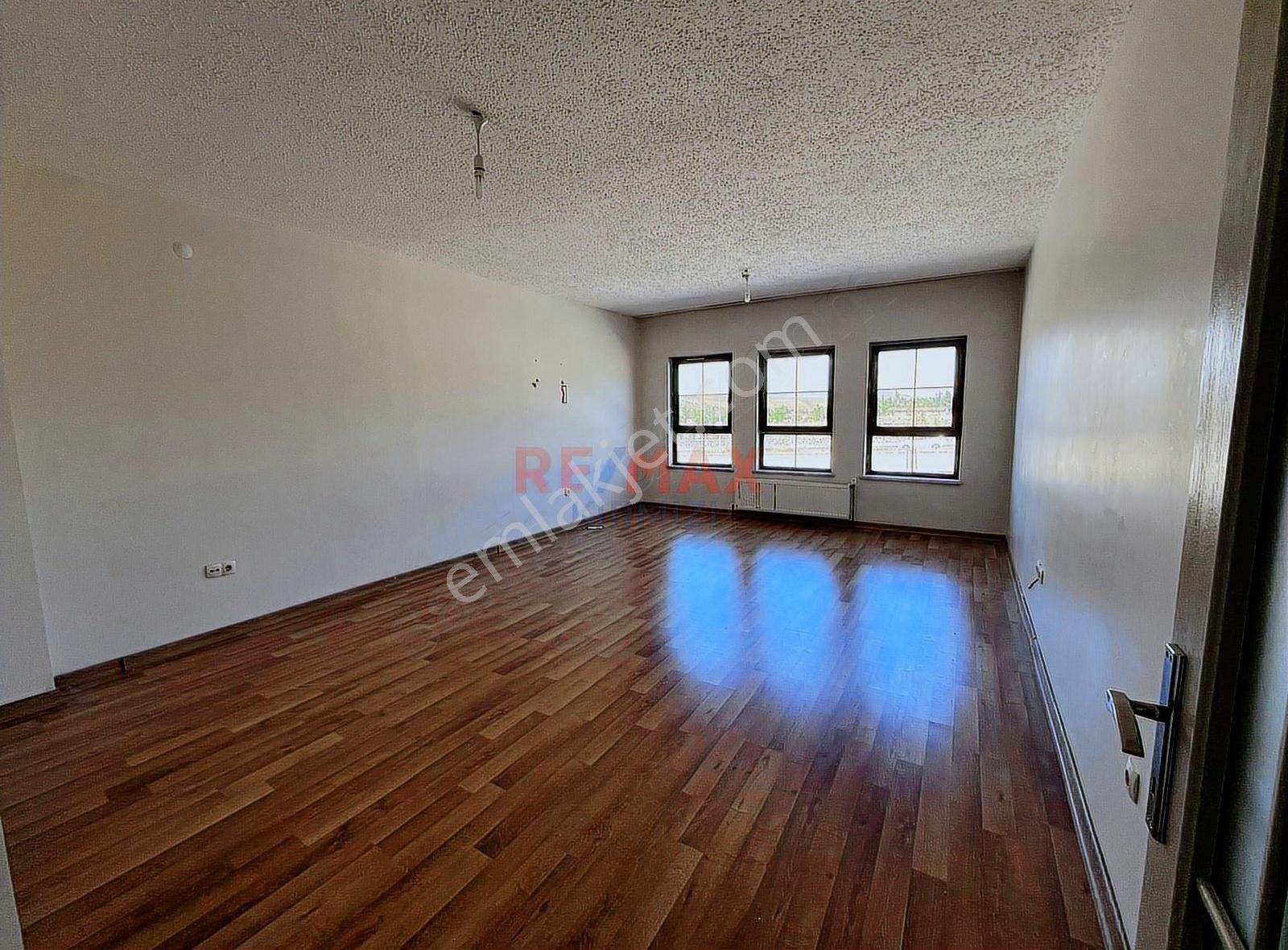 Re/max Kırmızı'dan Abdurrahman Gazi Tokilerde Satılık 3+1 Daire