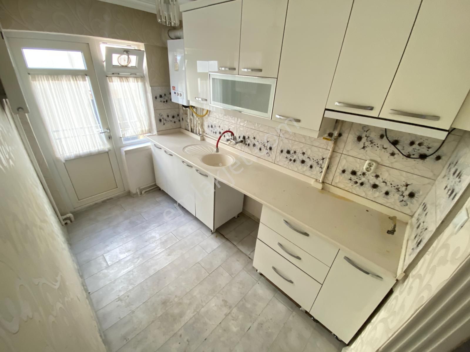 Relax'tan Ayvalı Caddesi Üzerinde 3.kat Konumunda 3+1 Yapılı Boş