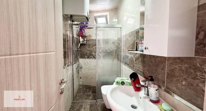 Güzeloba'da Bahçe Kullanımlı Geniş 1+1 Satılık Daire