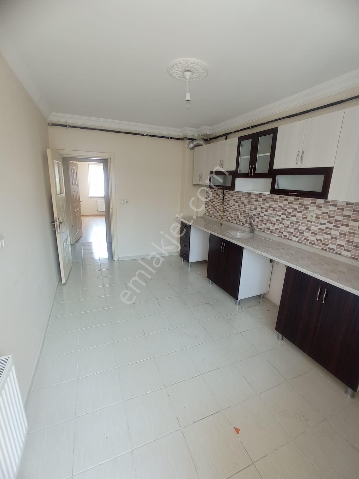 Rba Dan Emek Mahallesinde Ebebeyn Banyolu Satılık 3+1 Daire