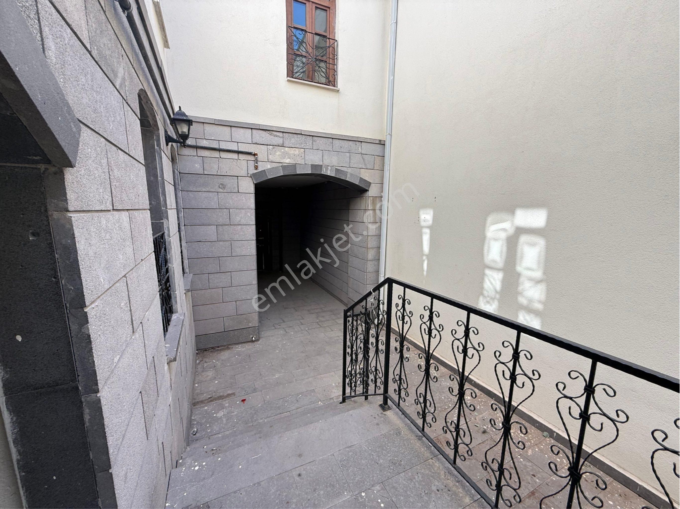 Everest 21 Gayrimenkulden Sur’da Ana Cadde Üzerinde Satılık Dublex Villa - Görsel 8