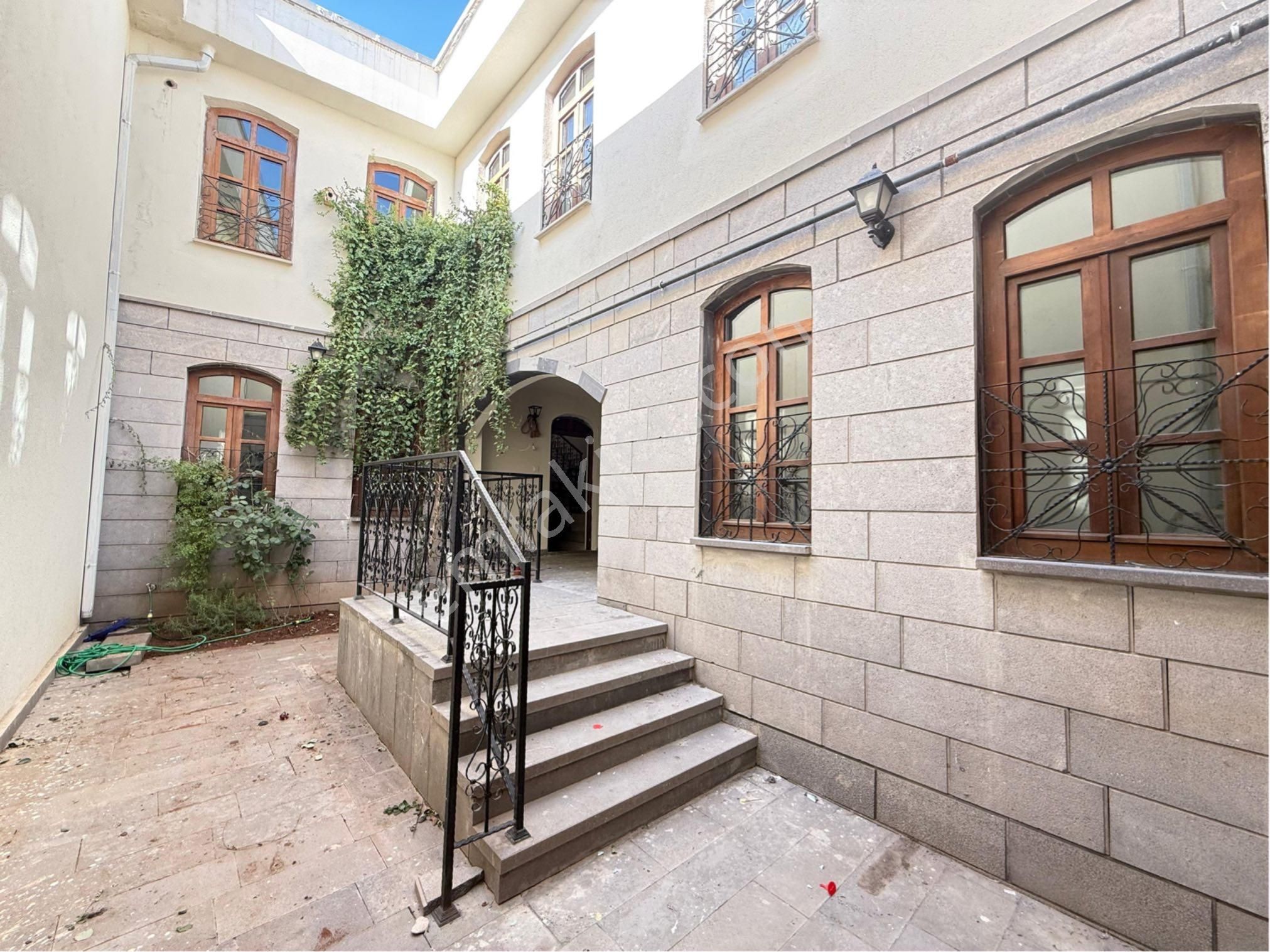 Everest 21 Gayrimenkulden Sur’da Ana Cadde Üzerinde Satılık Dublex Villa