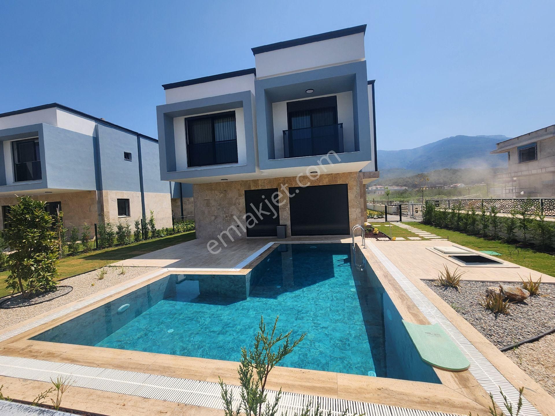 Güzelçamlı Satılık Plaja 300 Metre Harika Doğa Manzaralı Köşe Villa