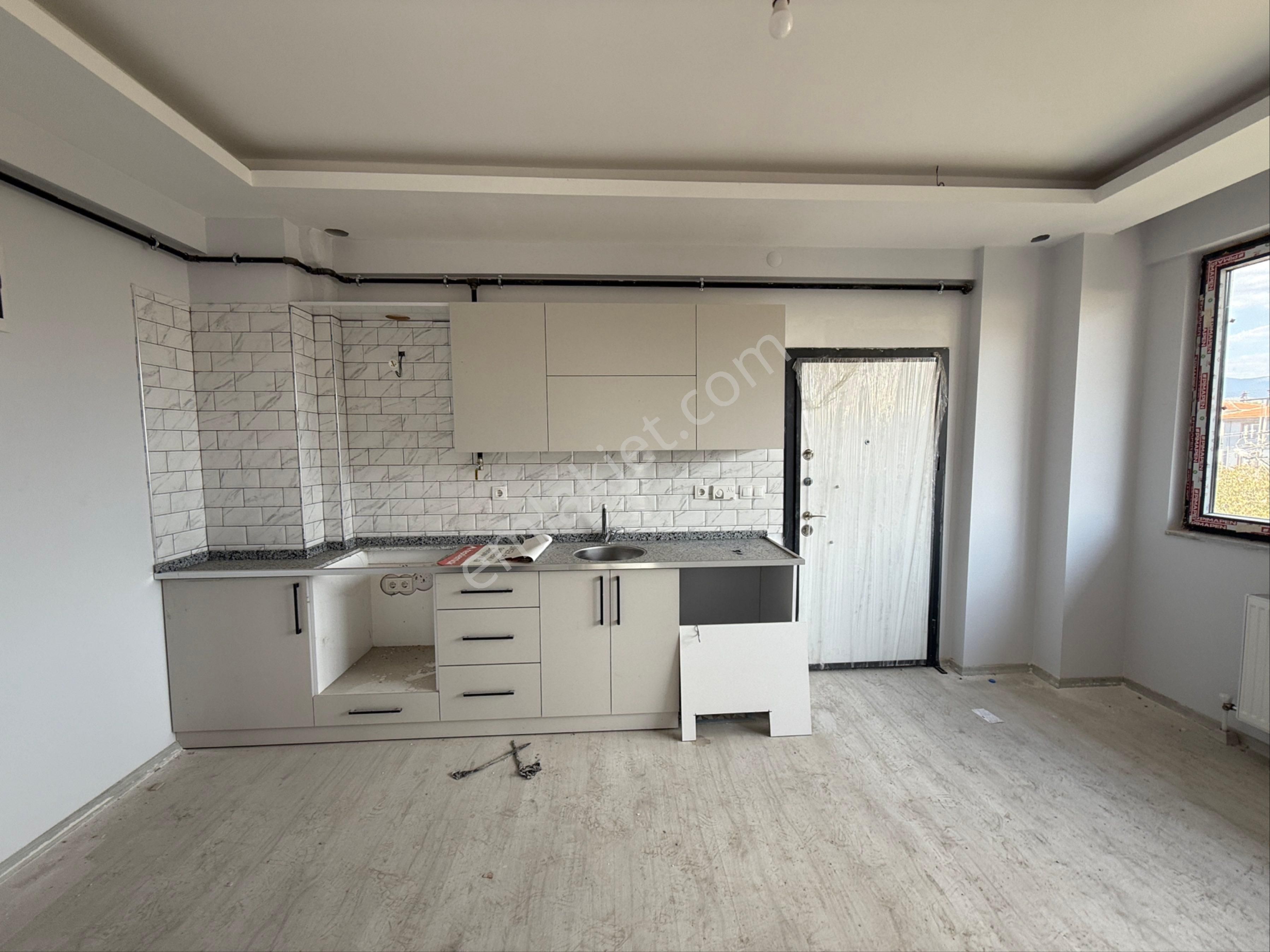 Bayırda Satılık 1+1 Sıfır Daire Merkezi Konumda