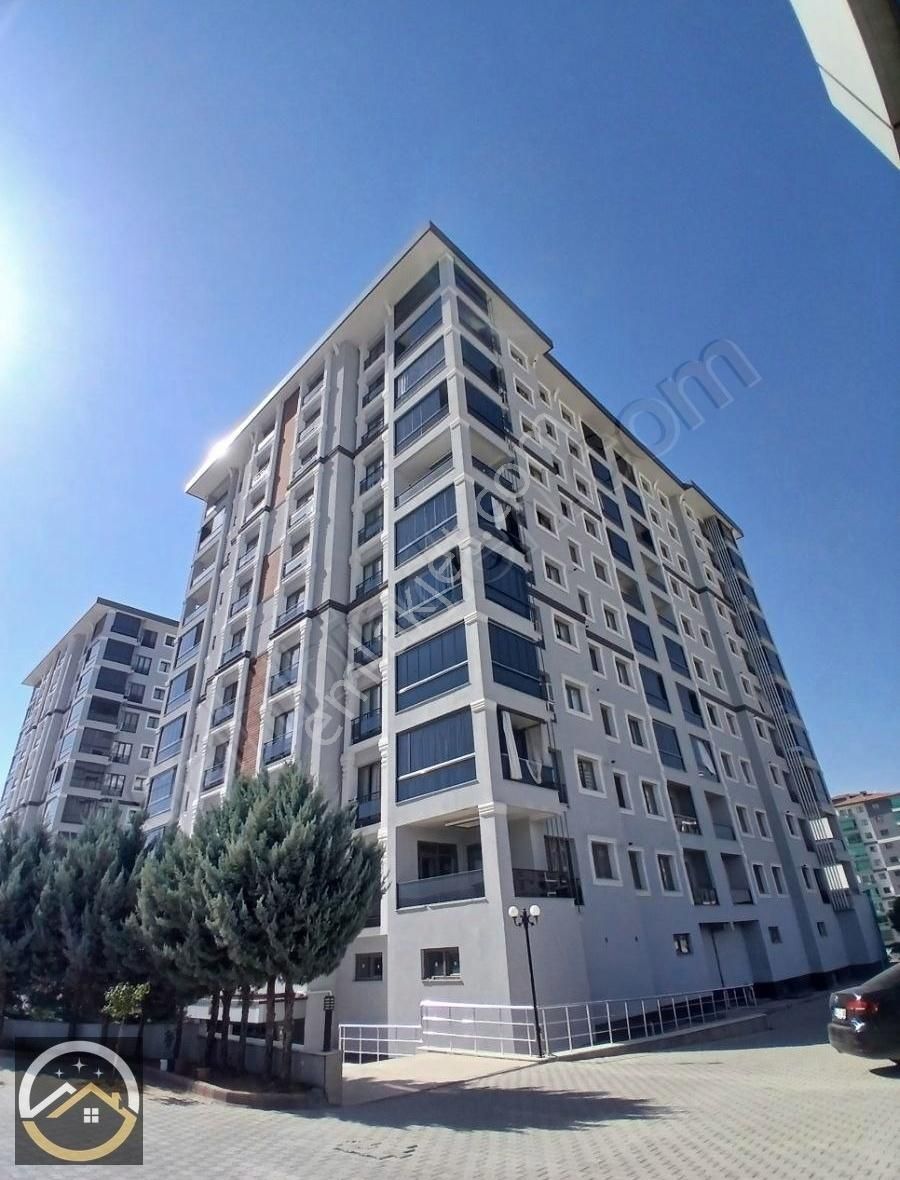 Çiftlik Caddesinde Site İçi Ara Kat Kiralık 4+1