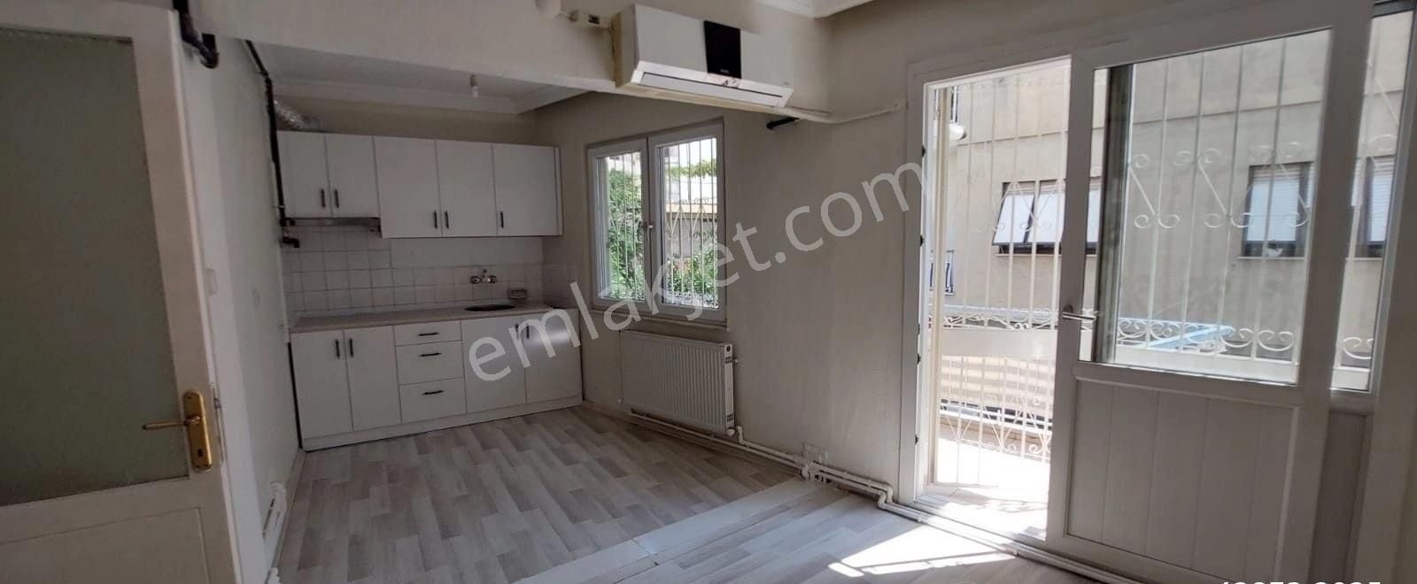 Bostanlı Suat Taşer Tiyatrosu Karşı Sokağında 3+1 Kiralık Daire
