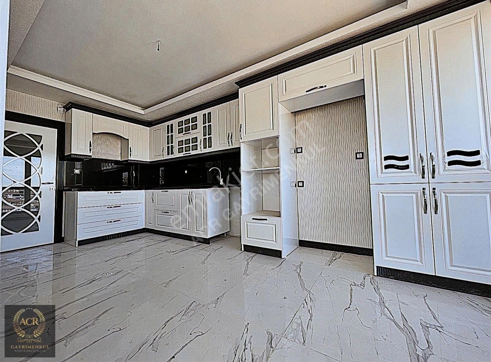 Acr'den Karakeçili Cad. Üzeri 180 M2 Çift Bloklu Site İçi 4.5+1