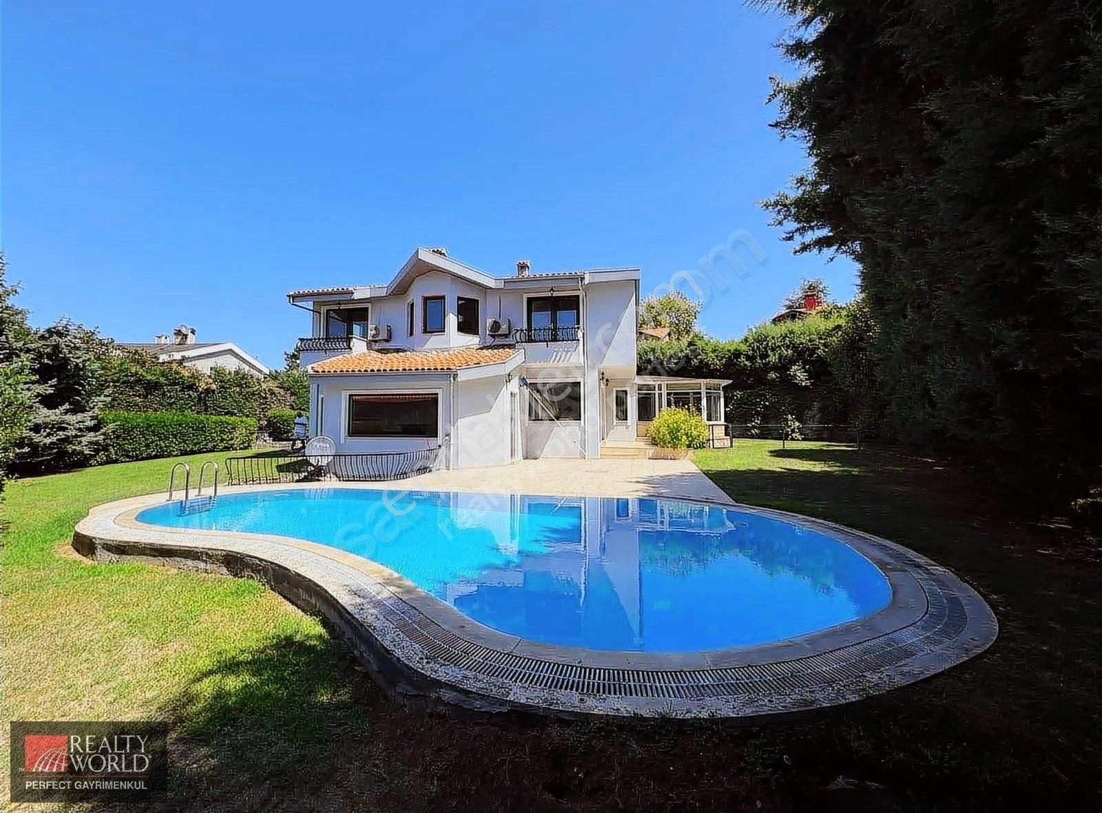 *realty World* Mükemmel Konum'da Tam Müstakil Havuzlu Villa