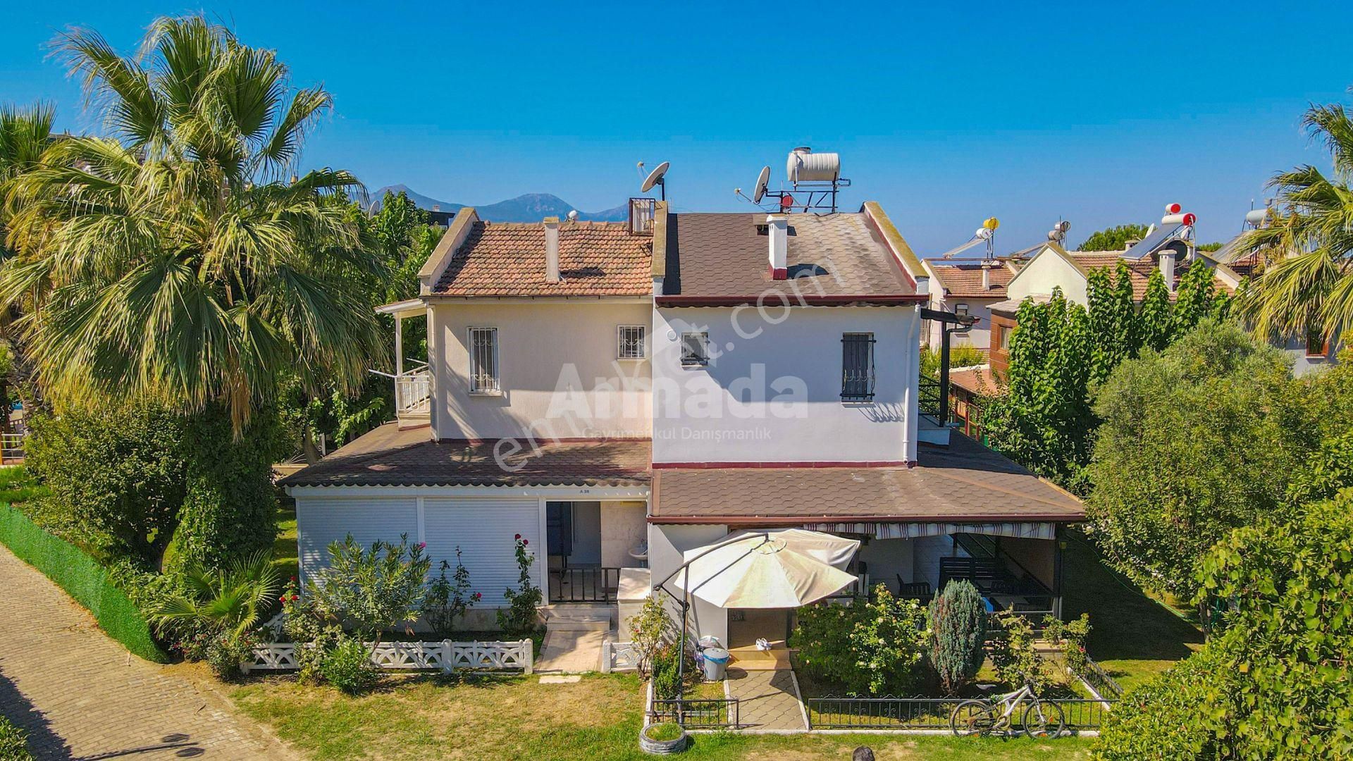 Kuşadası'nda Havuzlu Sitede Satılık 2+1 Villa